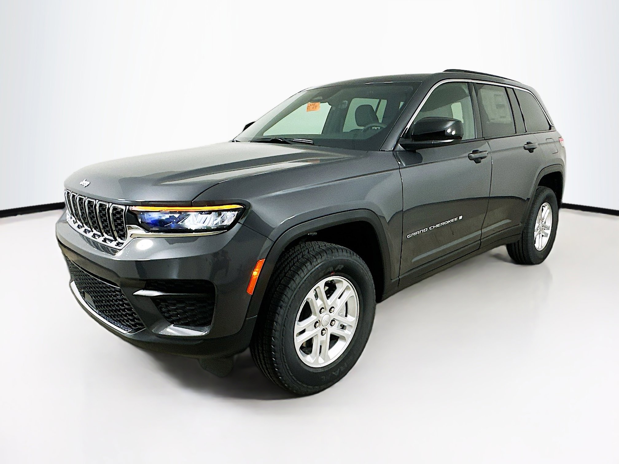 2025 Jeep Grand Cherokee Laredo photo 3