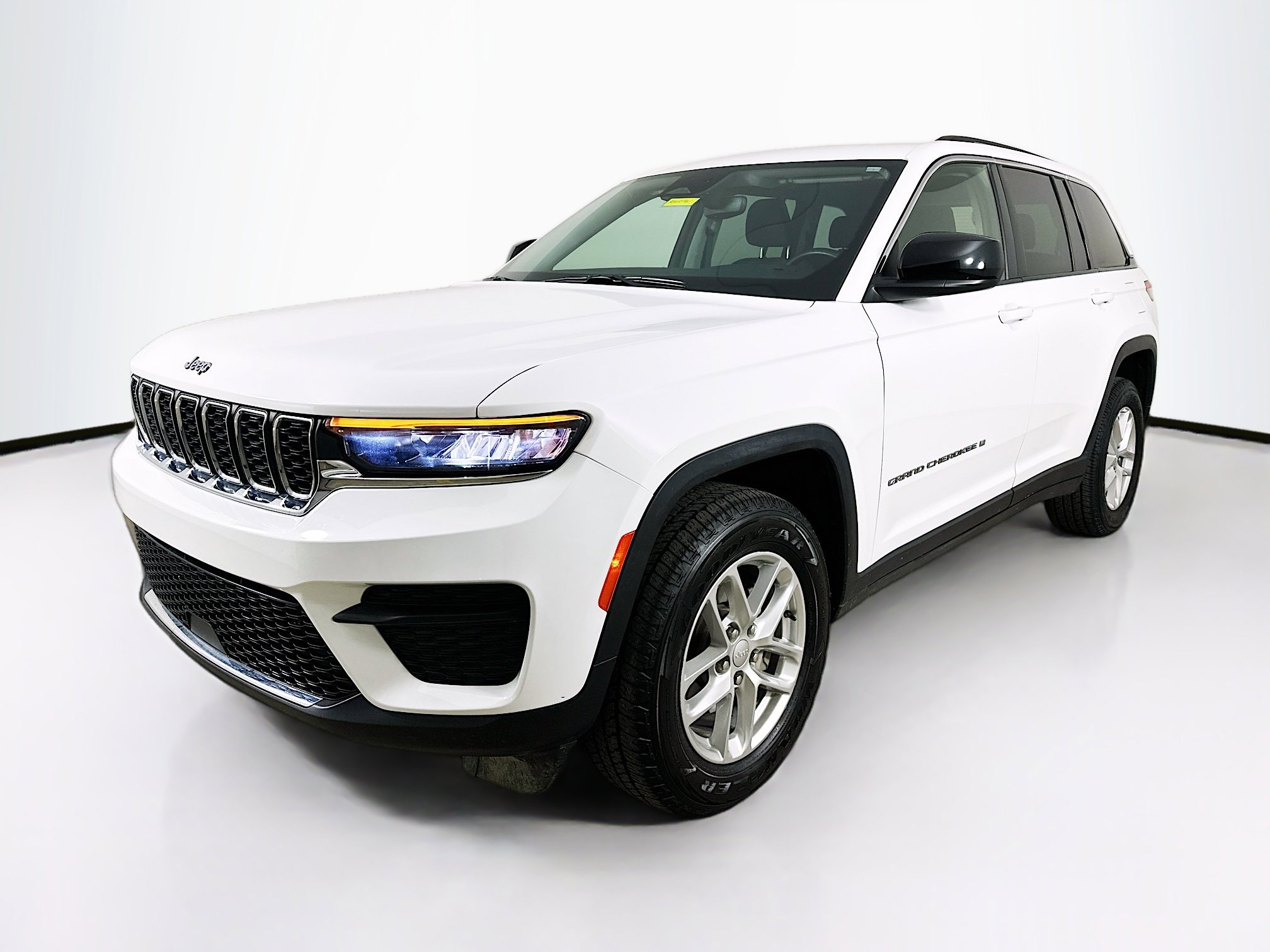 2023 Jeep Grand Cherokee Laredo photo 2