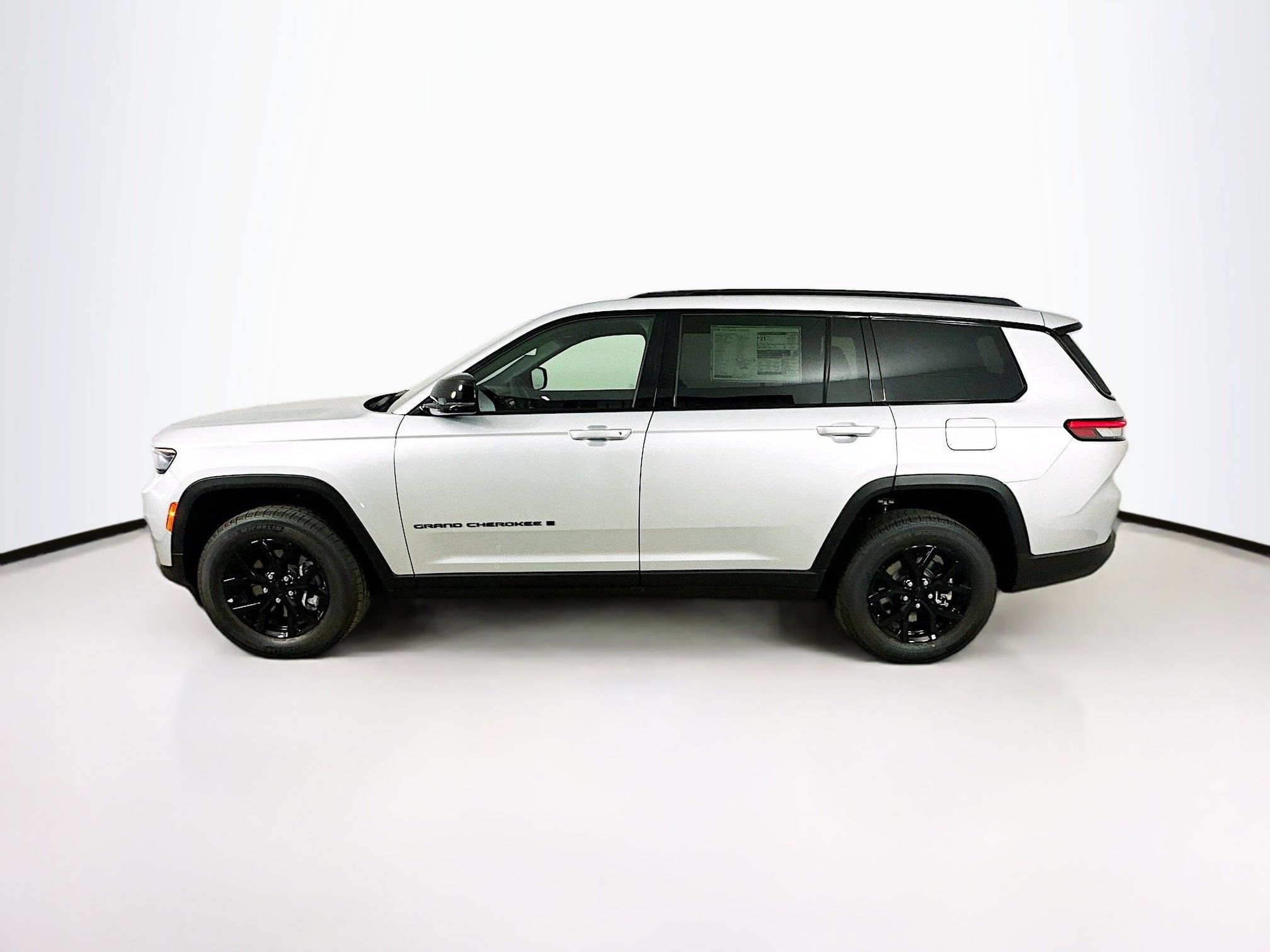 2025 Jeep Grand Cherokee Laredo photo 3