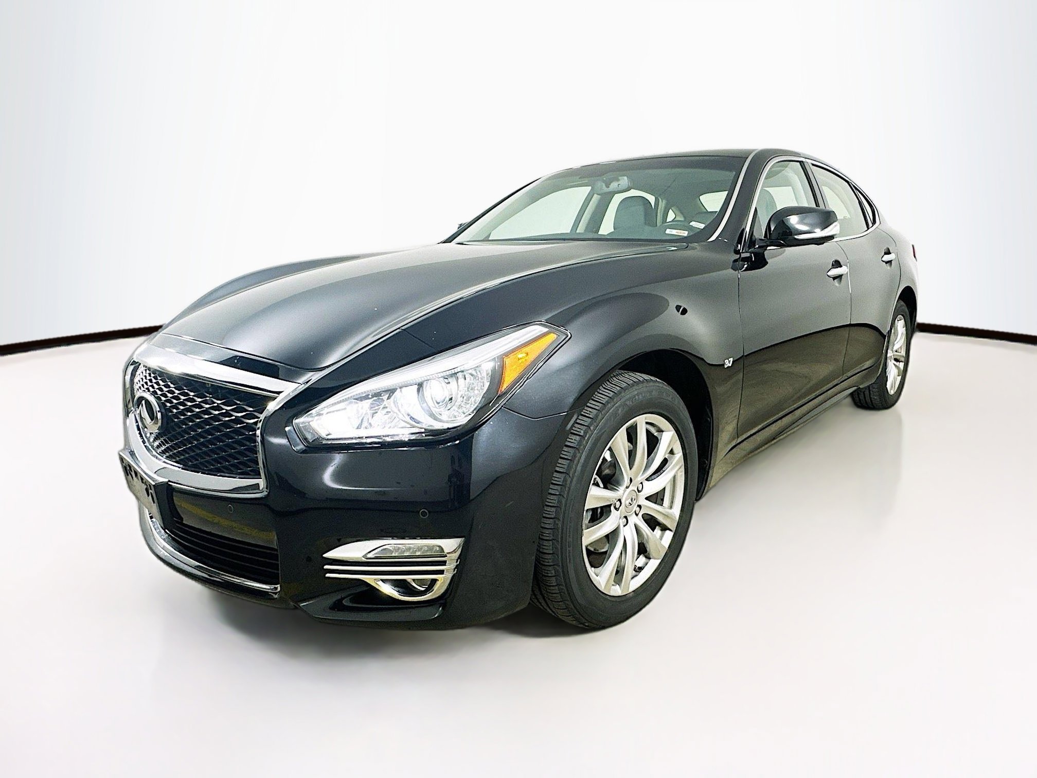 2017 Infiniti Q70 photo 3