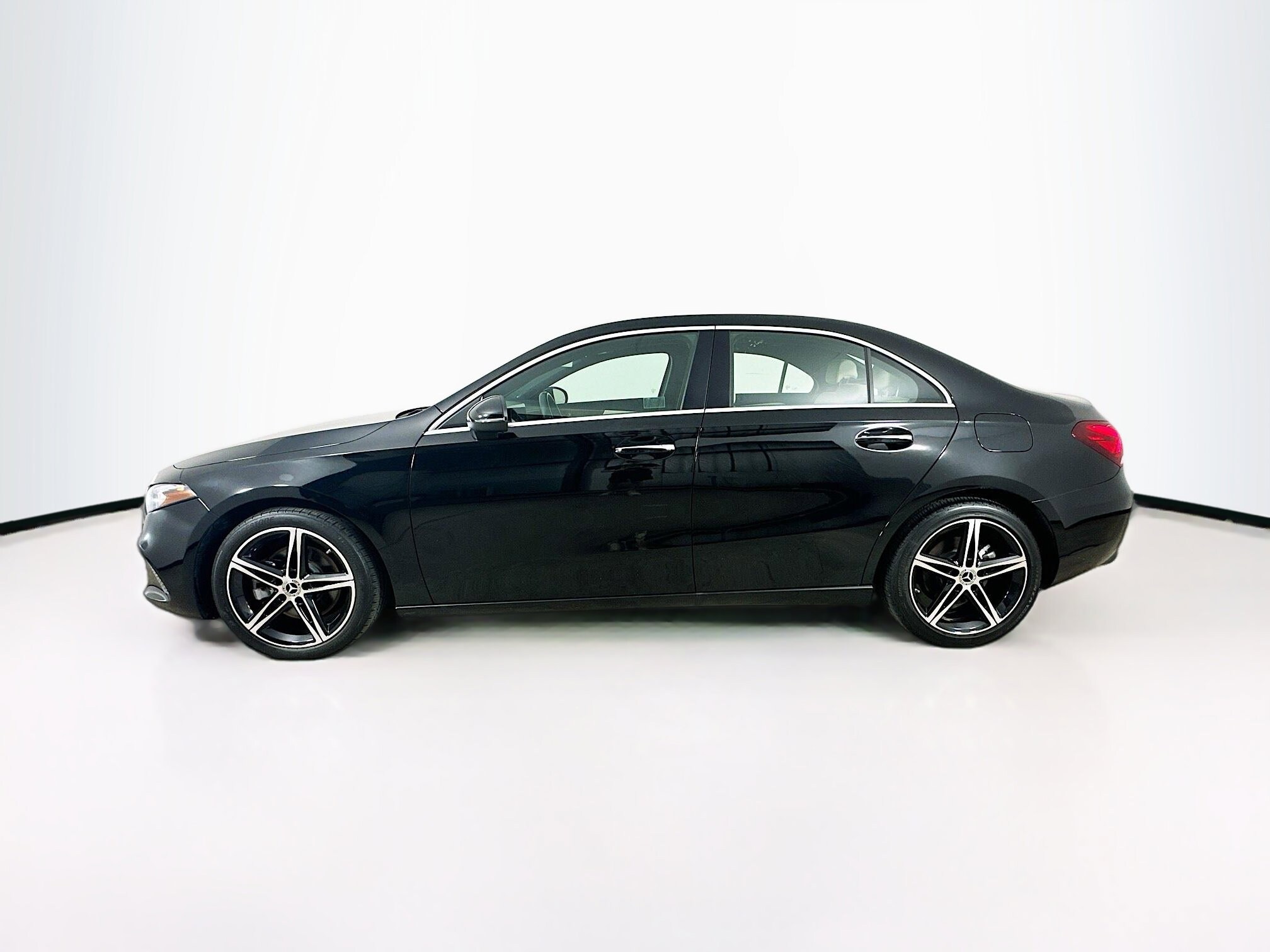 2022 Mercedes Benz A 220 4MATIC photo 4