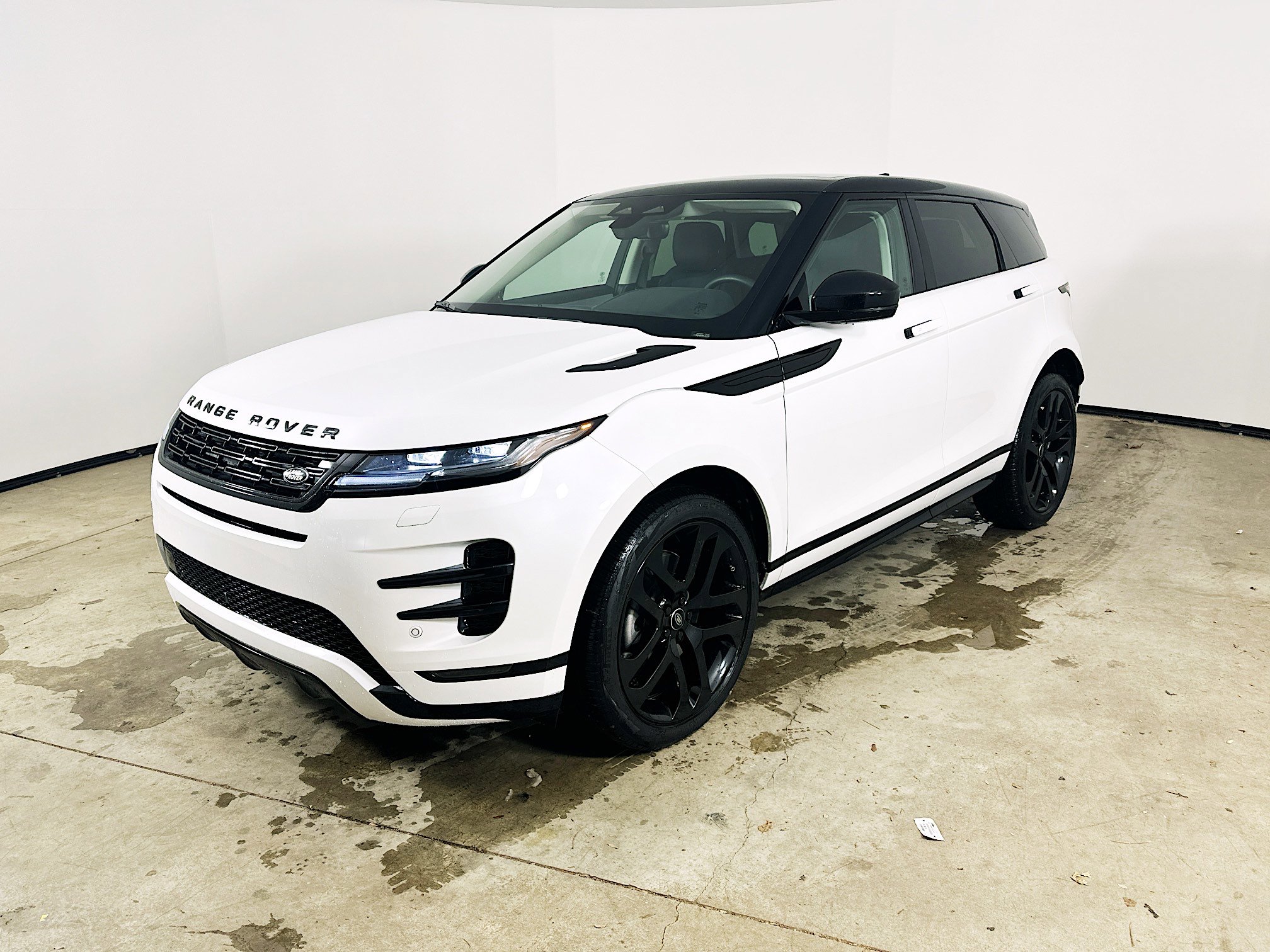 2024 Land Rover Range Rover Evoque Dynamic SE's photo