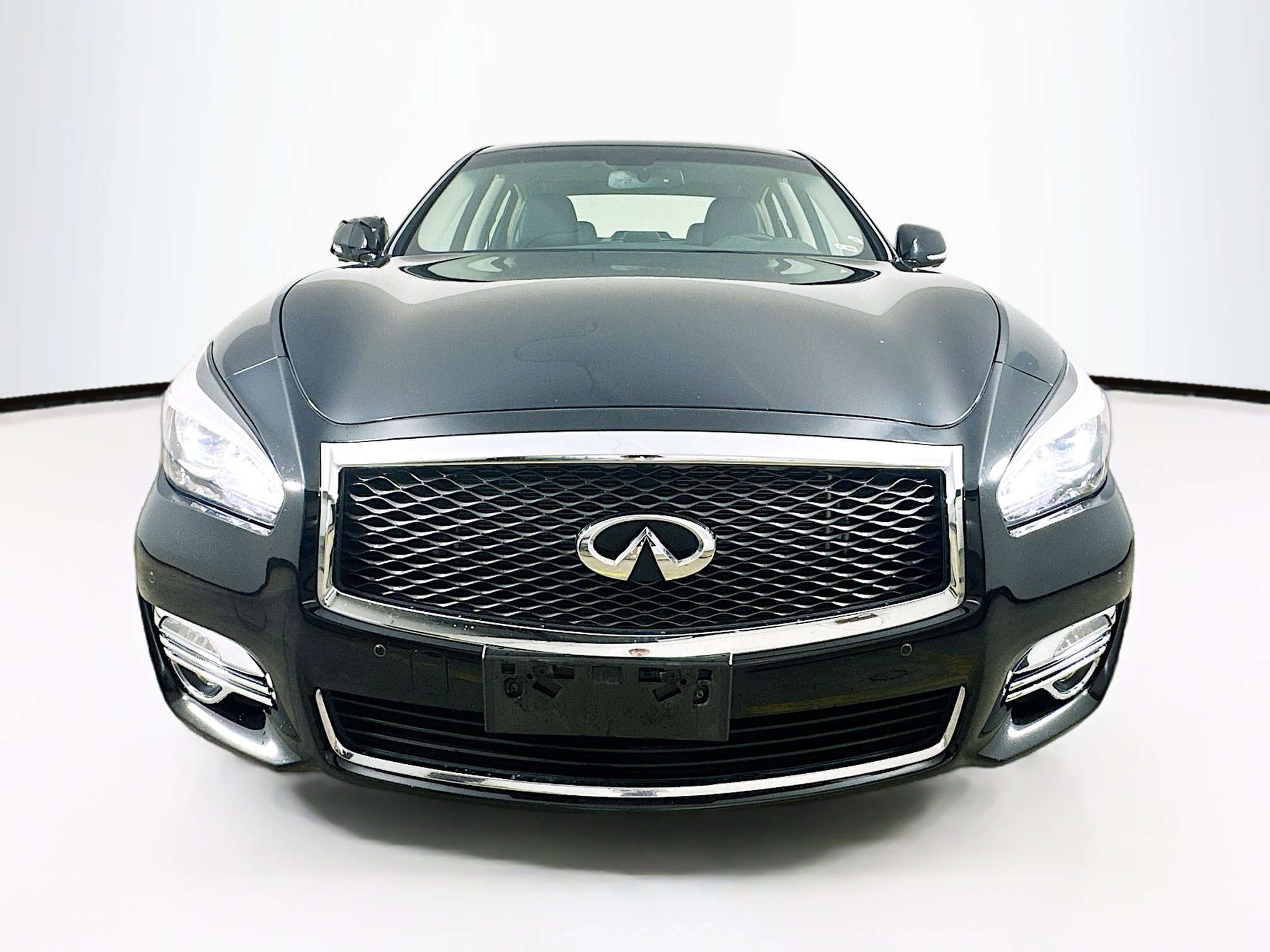 2017 Infiniti Q70 photo 2