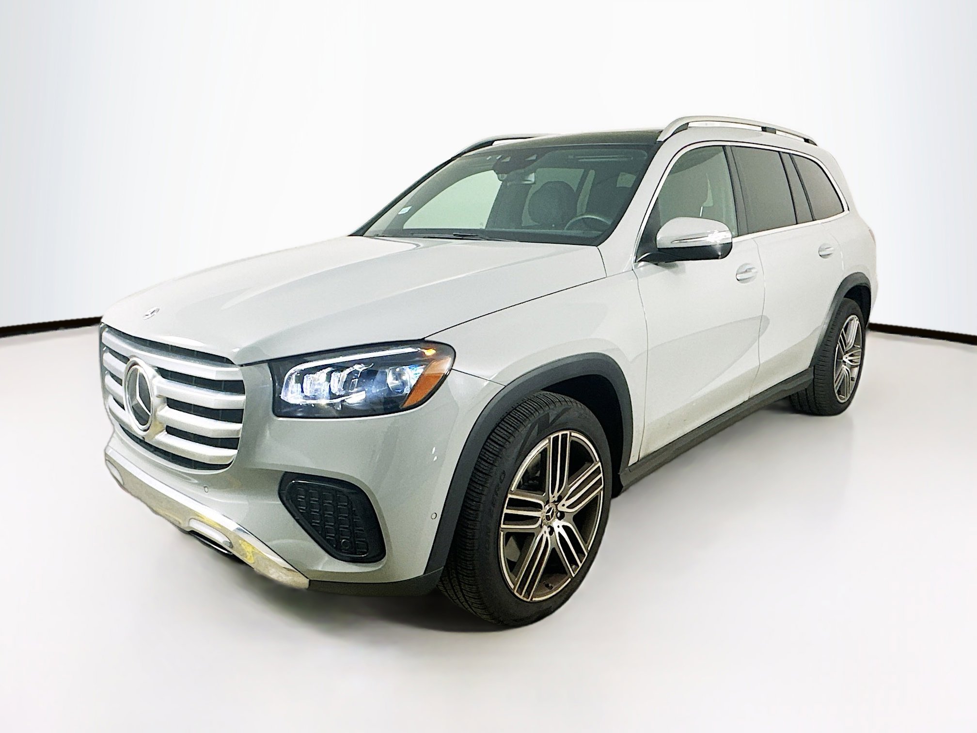 2025 Mercedes Benz GLS 450 4MATIC photo 2
