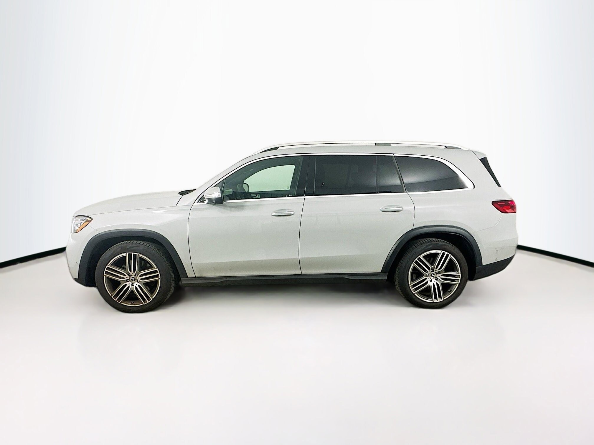 2025 Mercedes Benz GLS 450 4MATIC photo 3