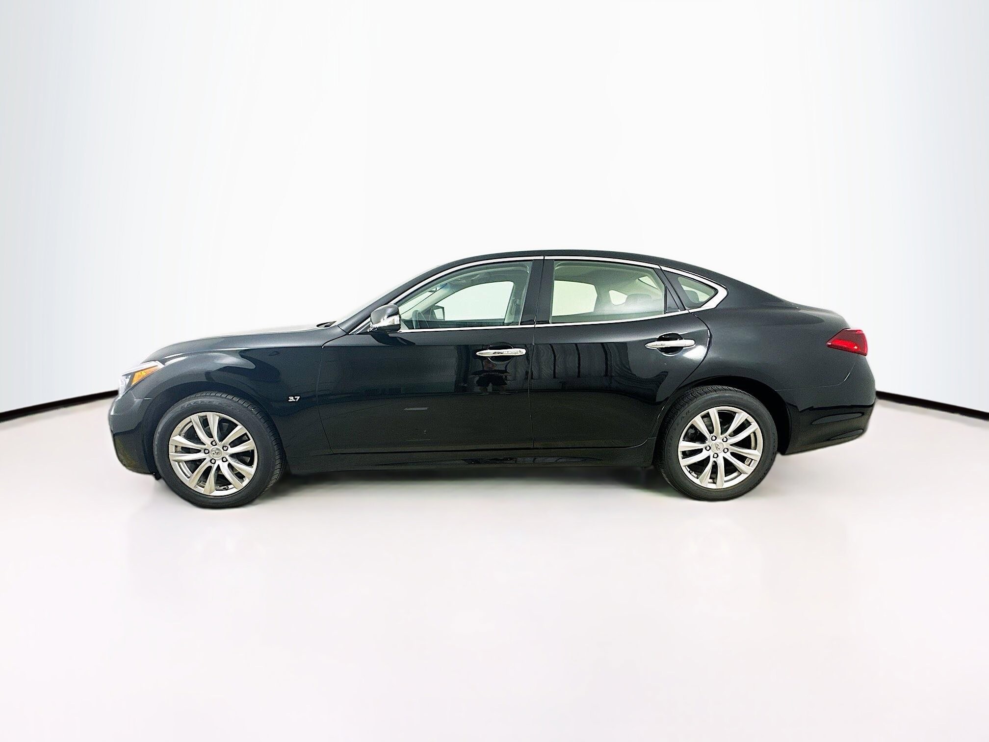 2017 Infiniti Q70 photo 4