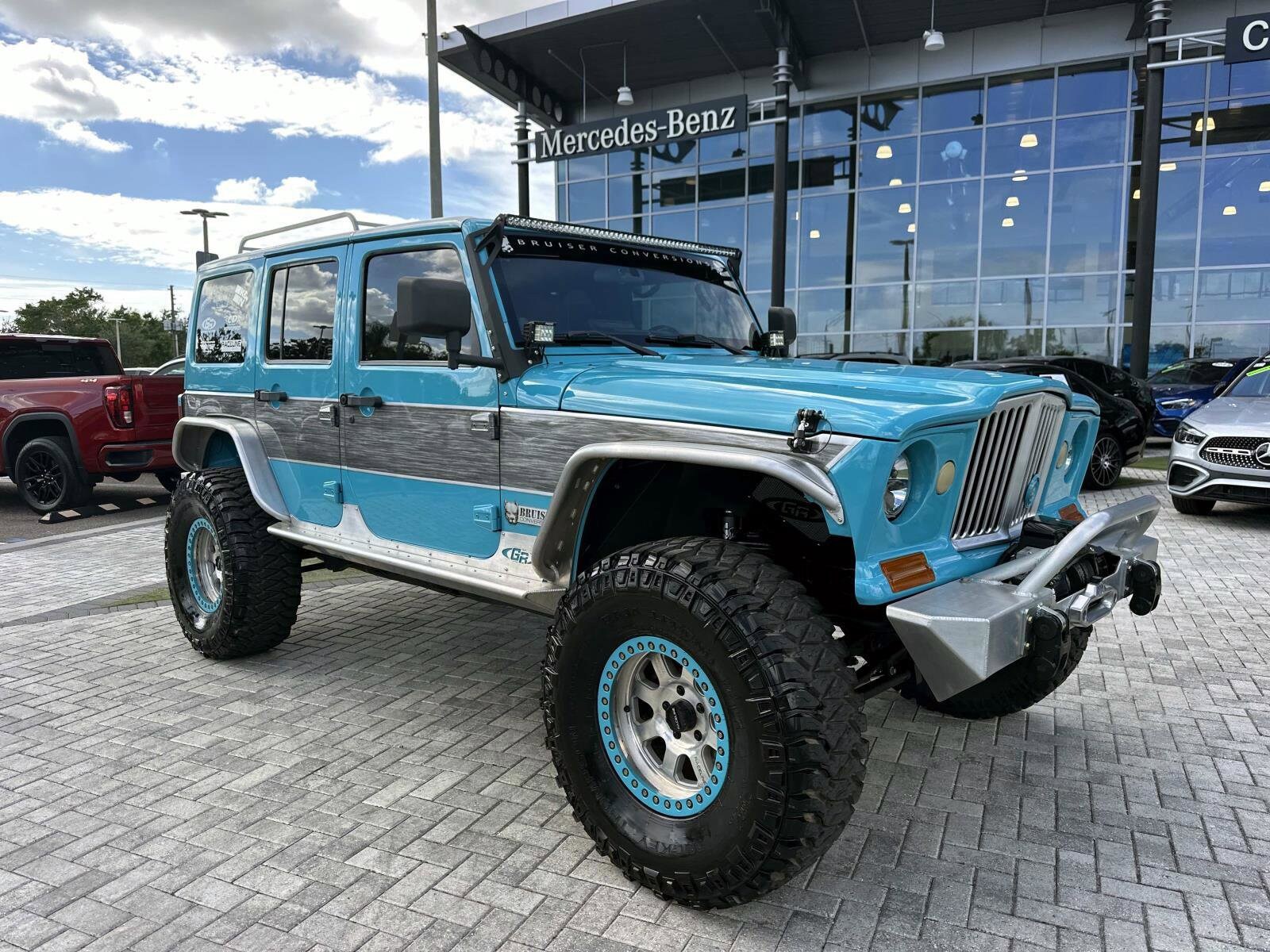 2012 Jeep Wrangler Unlimited Sahara photo 2