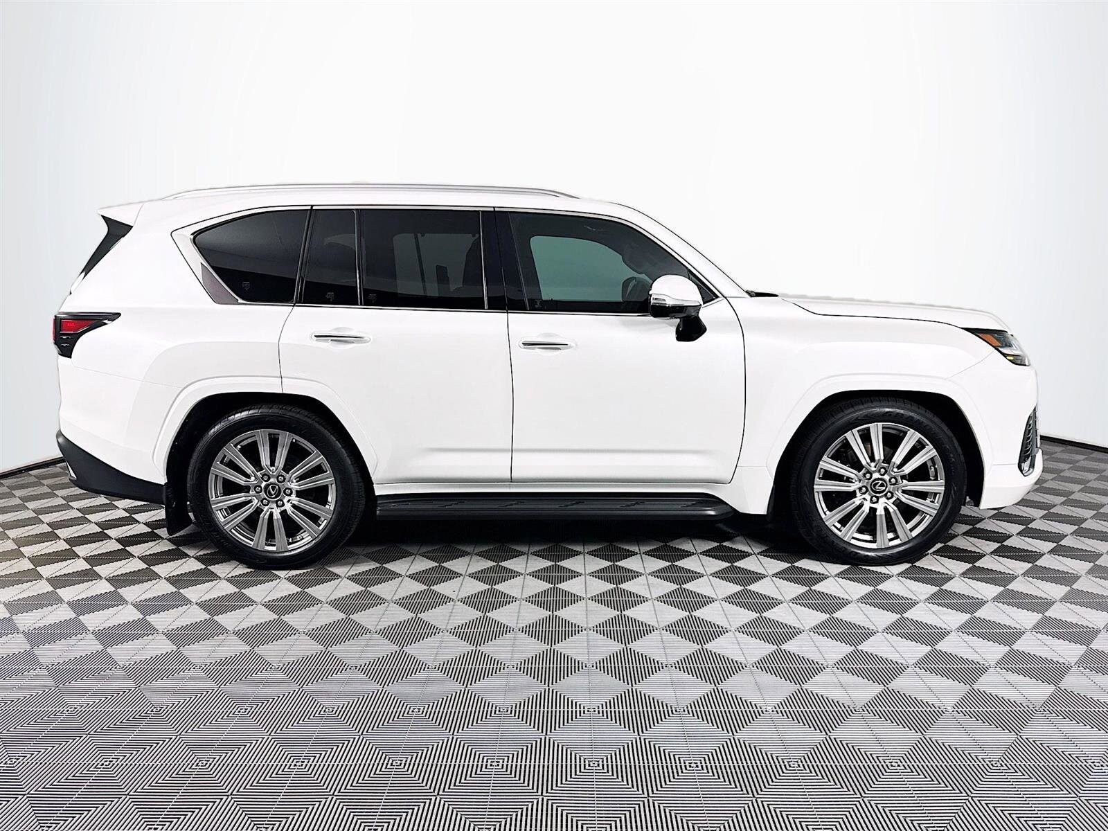2023 Lexus LX 600 Ultra Luxury photo 3