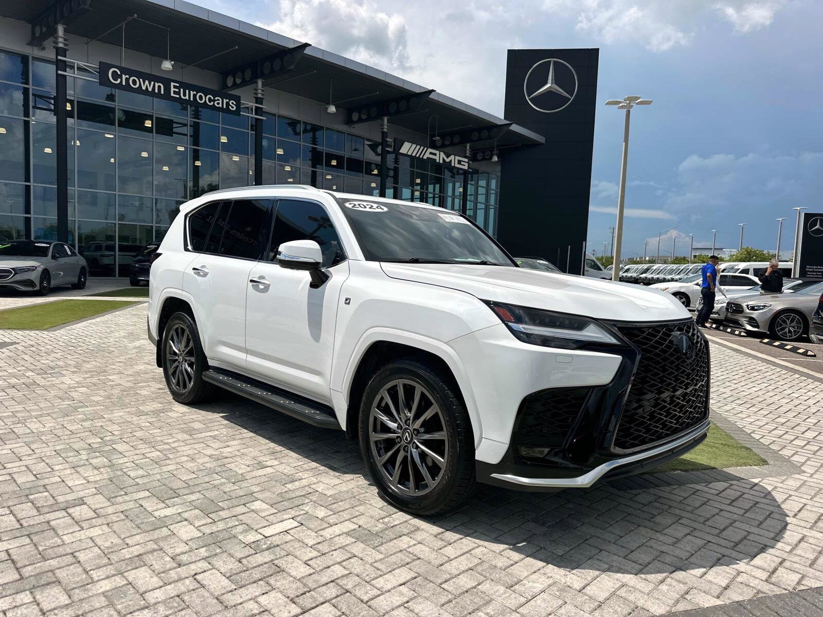 2024 Lexus LX 600 F SPORT photo 2