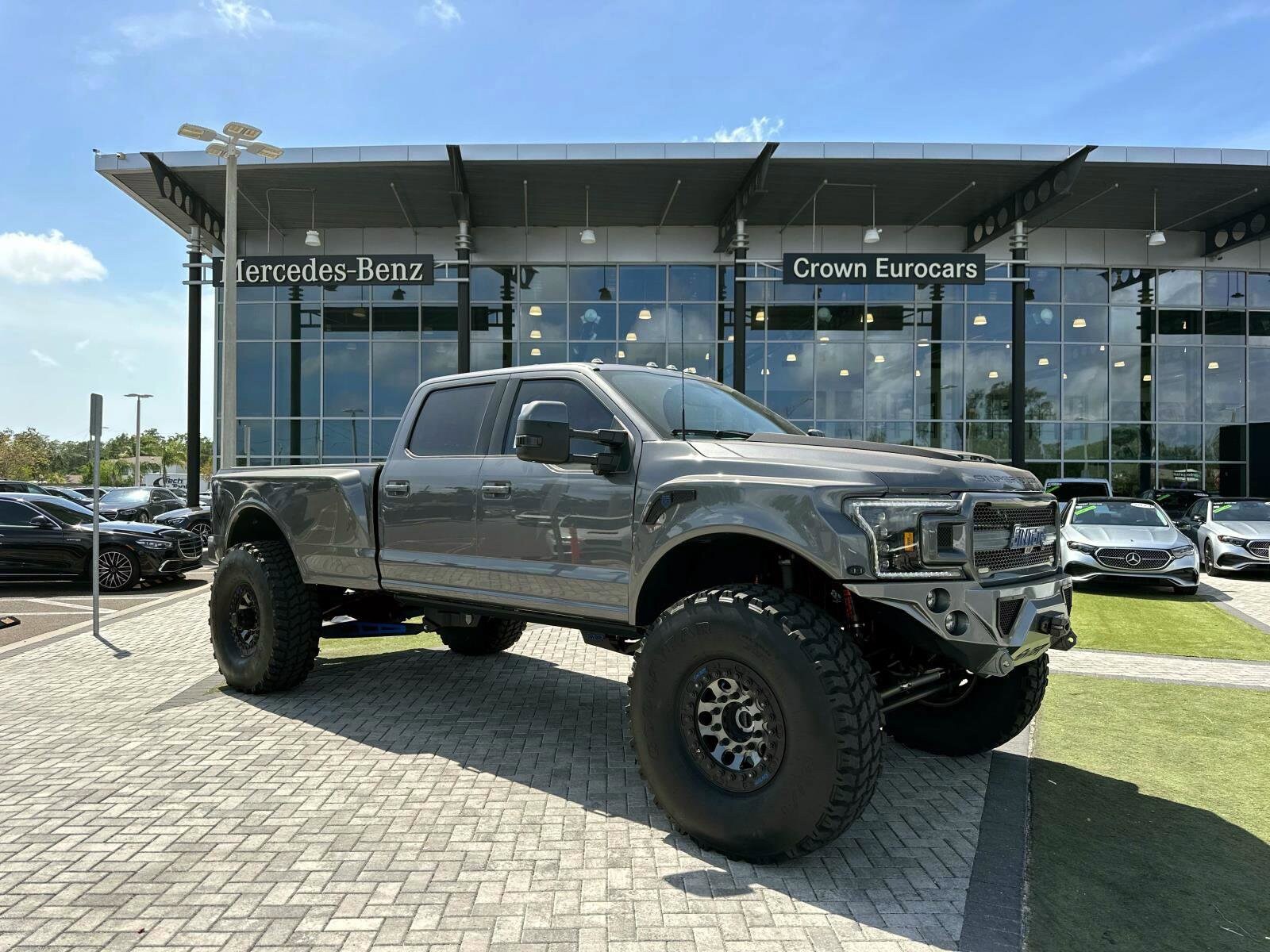 2022 Ford F-350 Lariat photo 2
