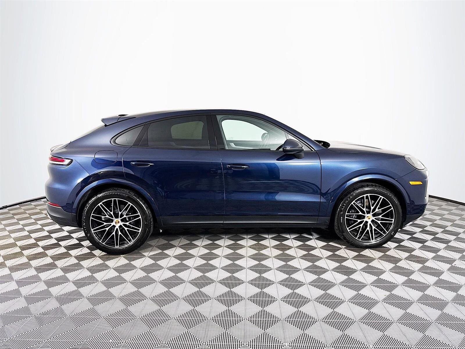 2024 Porsche Cayenne Coupe Base photo 4