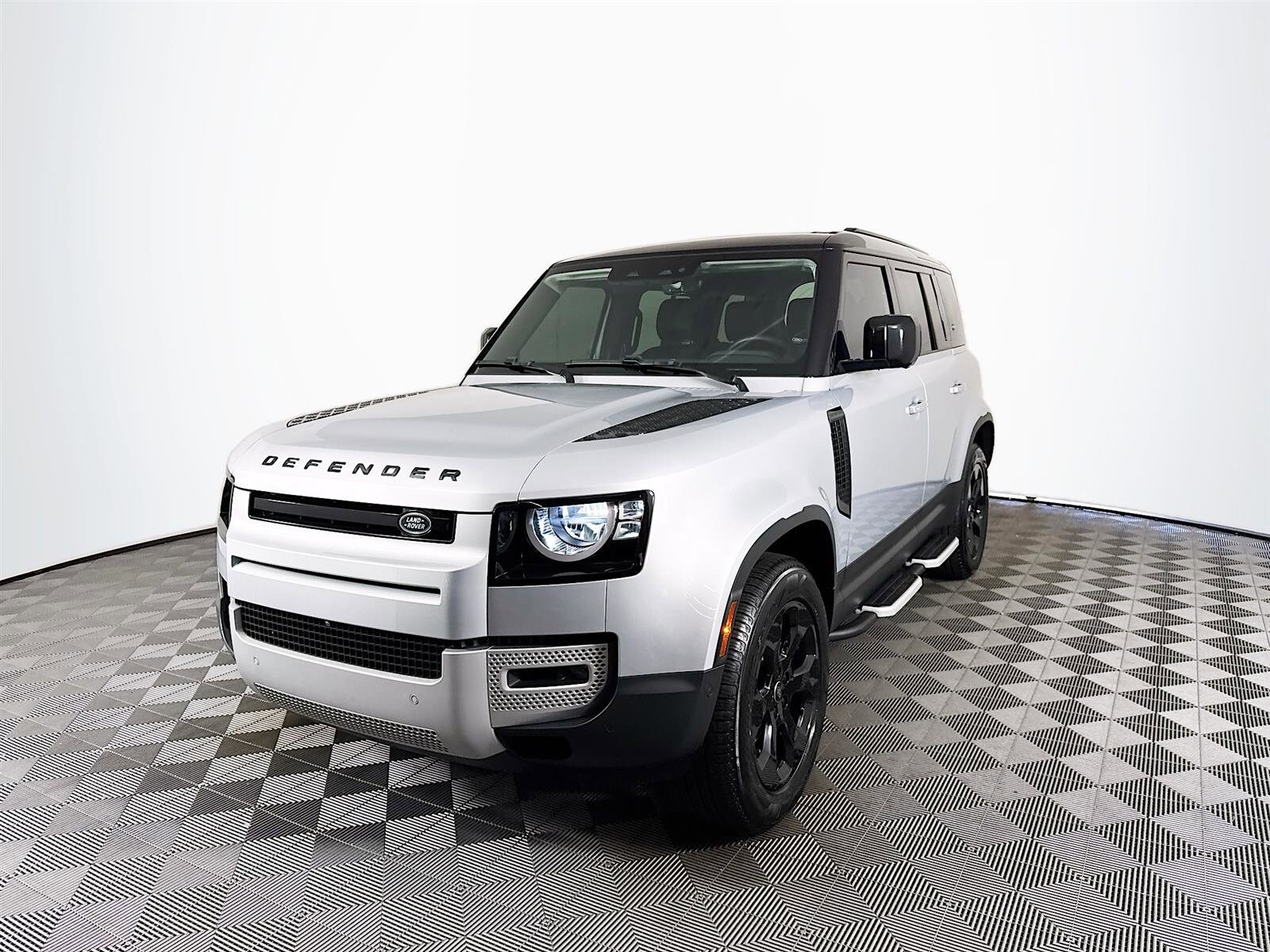 2023 Land Rover Defender 110 S photo 3
