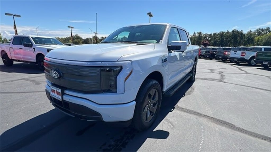 New 2025 Ford F-150 Lightning Lariat TRUCK