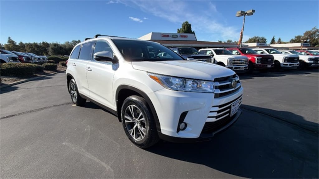 Used 2019 Toyota Highlander LE V6 SUV