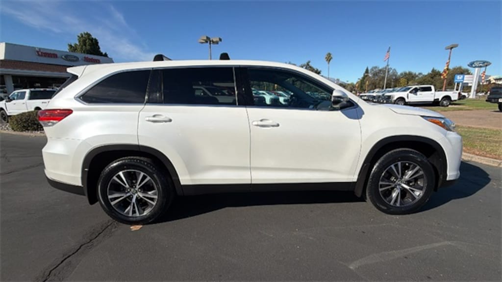 Used 2019 Toyota Highlander LE V6 SUV
