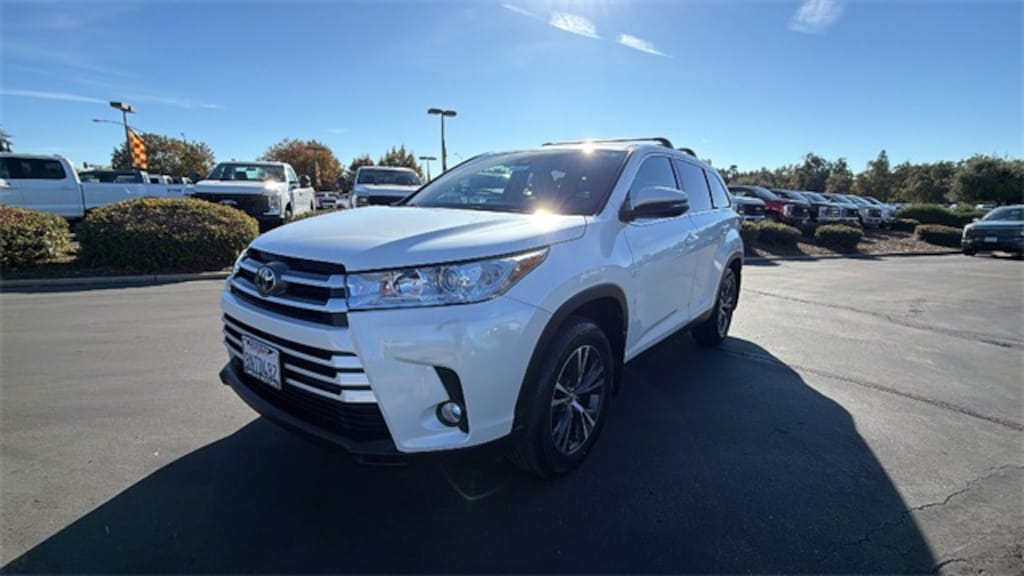 Used 2019 Toyota Highlander LE V6 SUV