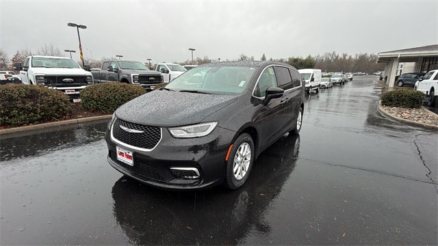 2023 Chrysler Pacifica Touring L's photo