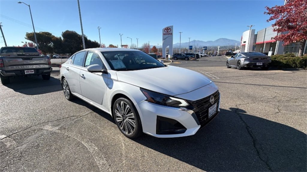 Used 2025 Nissan Altima SL Sedan