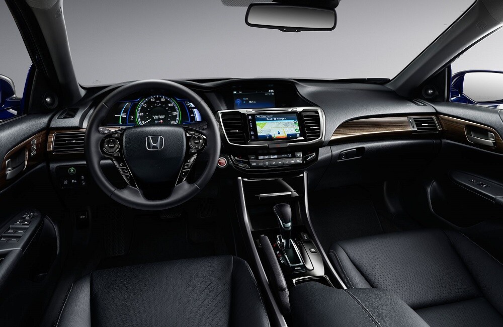 2017-accord-hybrid-touring-int-black-leather-full-dash-768-2x.jpg