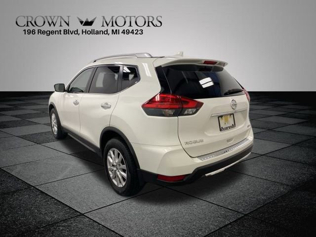 2017 Nissan Rogue SV photo 4