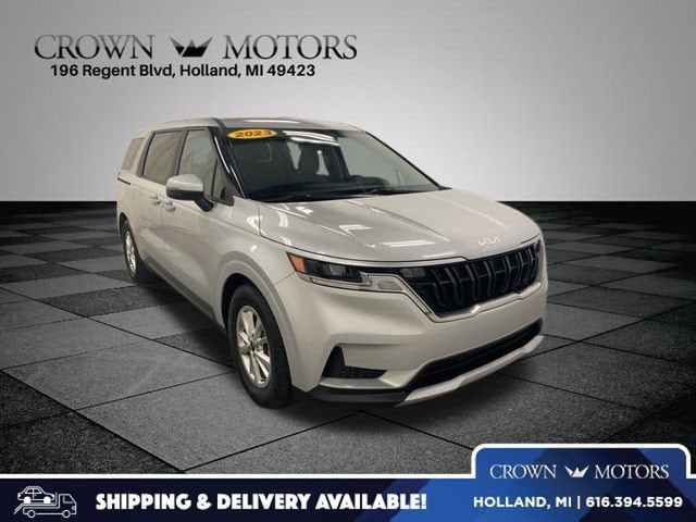 2023 Kia Sedona LX's photo