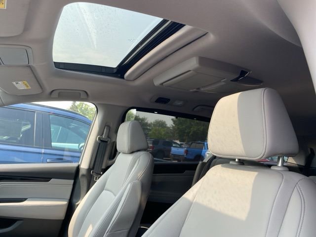 2024 Honda Odyssey Touring photo 2
