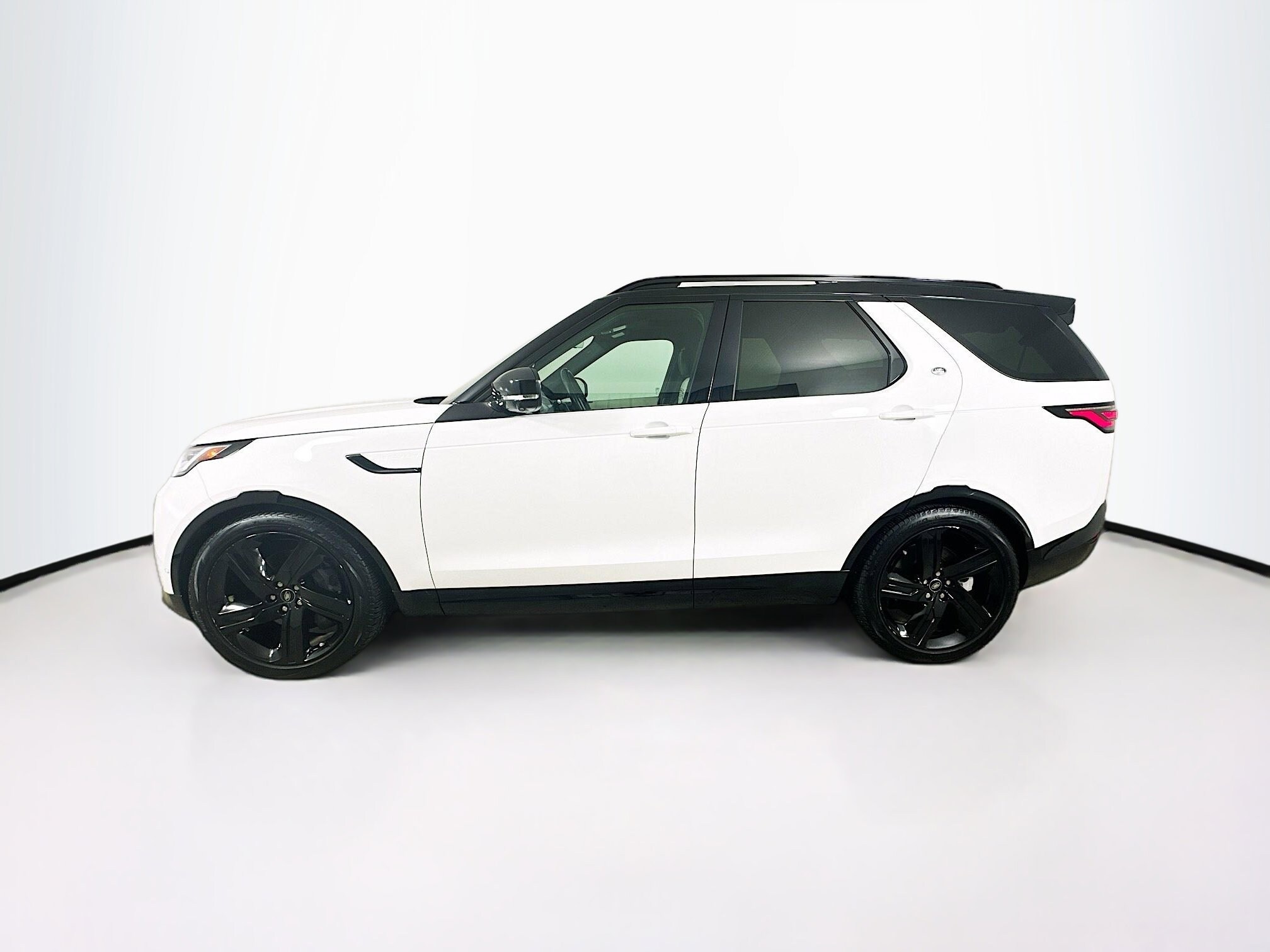 2023 Land Rover Discovery HSE R-Dynamic photo 3