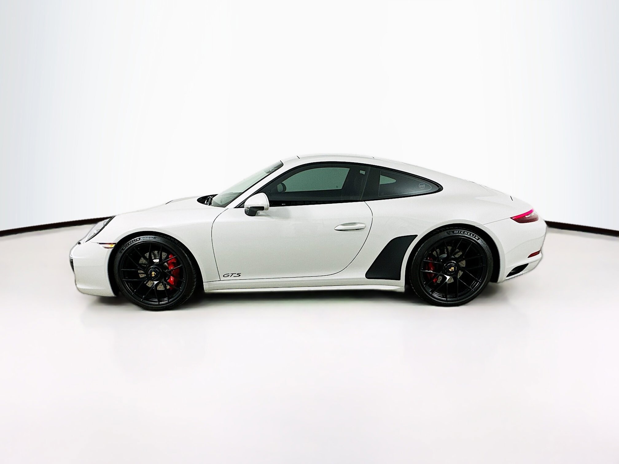 2018 Porsche 911 GTS photo 3