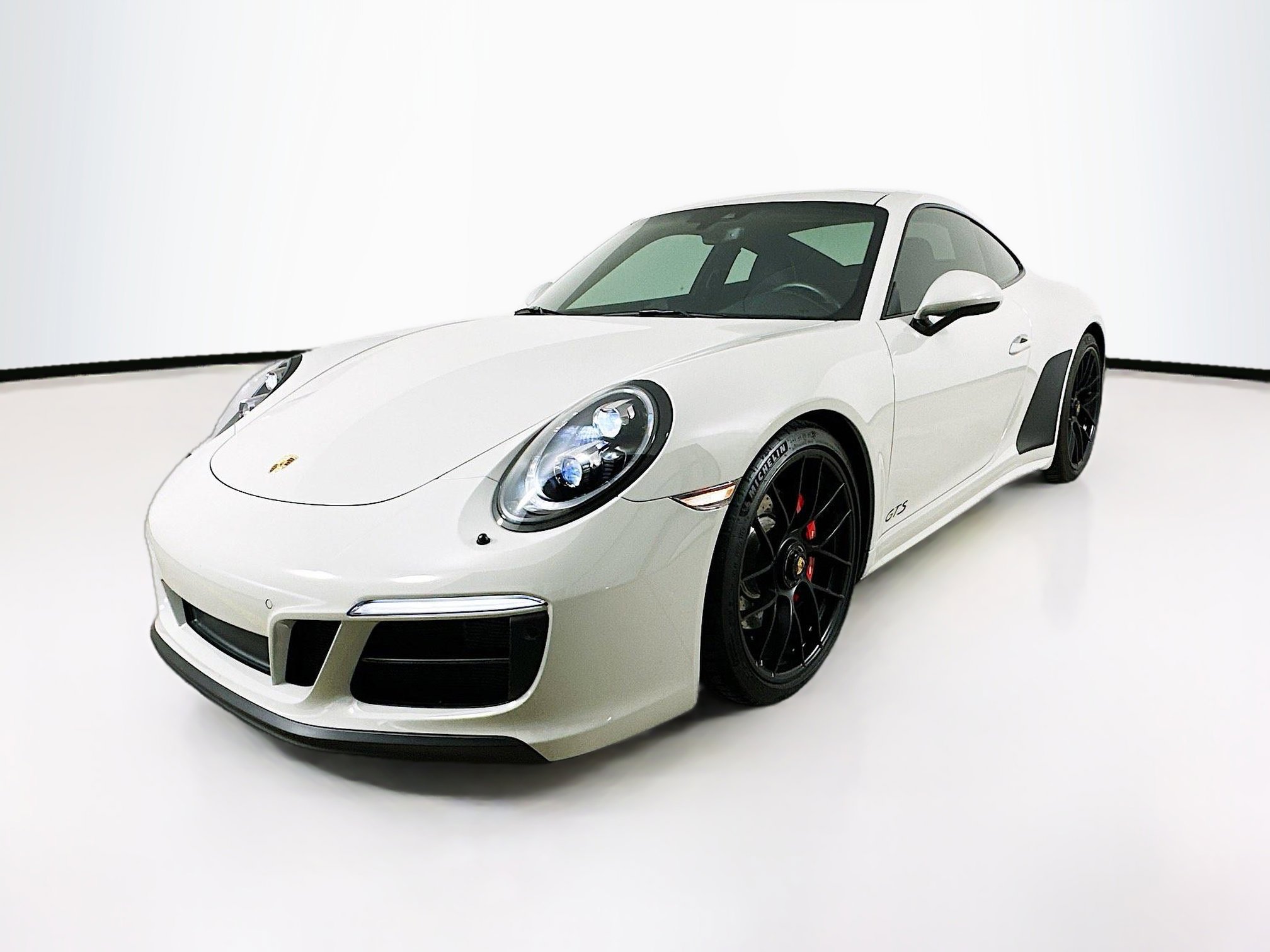 2018 Porsche 911 GTS photo 2