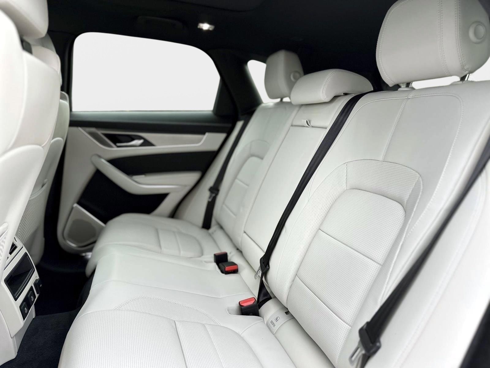 2026 Jaguar F-Pace R-Dynamic S - Photo 9