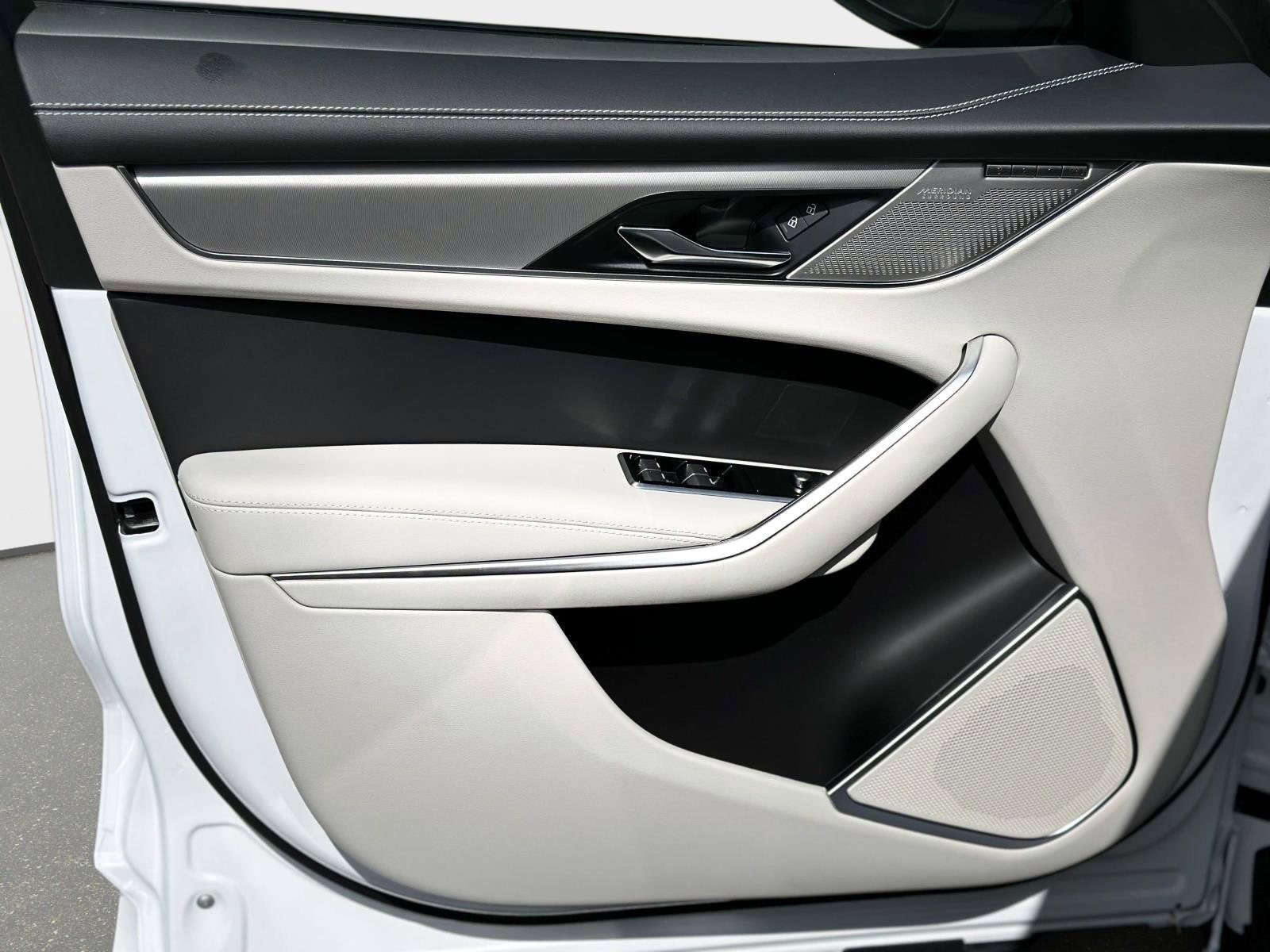 2026 Jaguar F-Pace R-Dynamic S - Photo 11