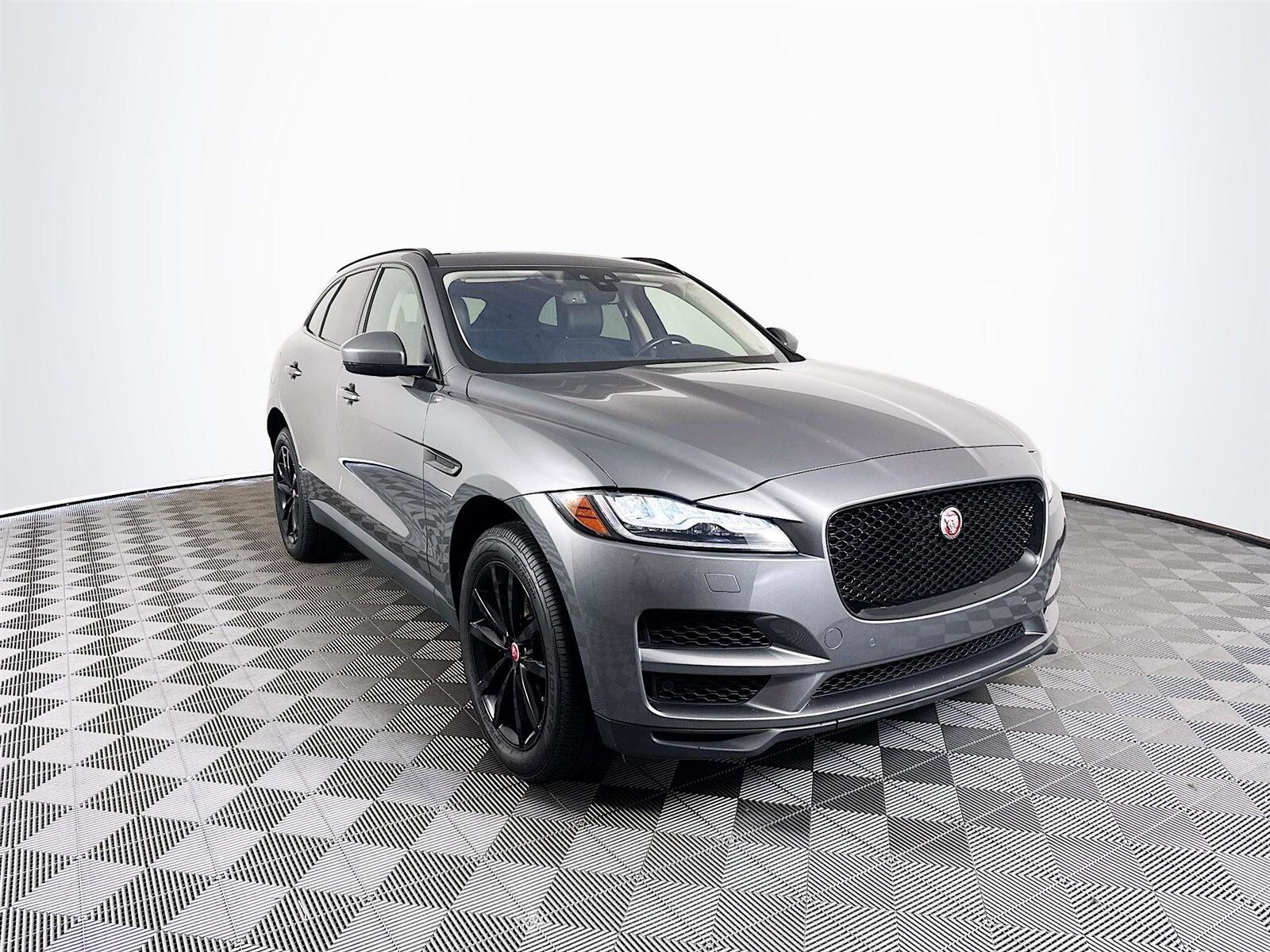2018 Jaguar F-PACE Prestige photo 2