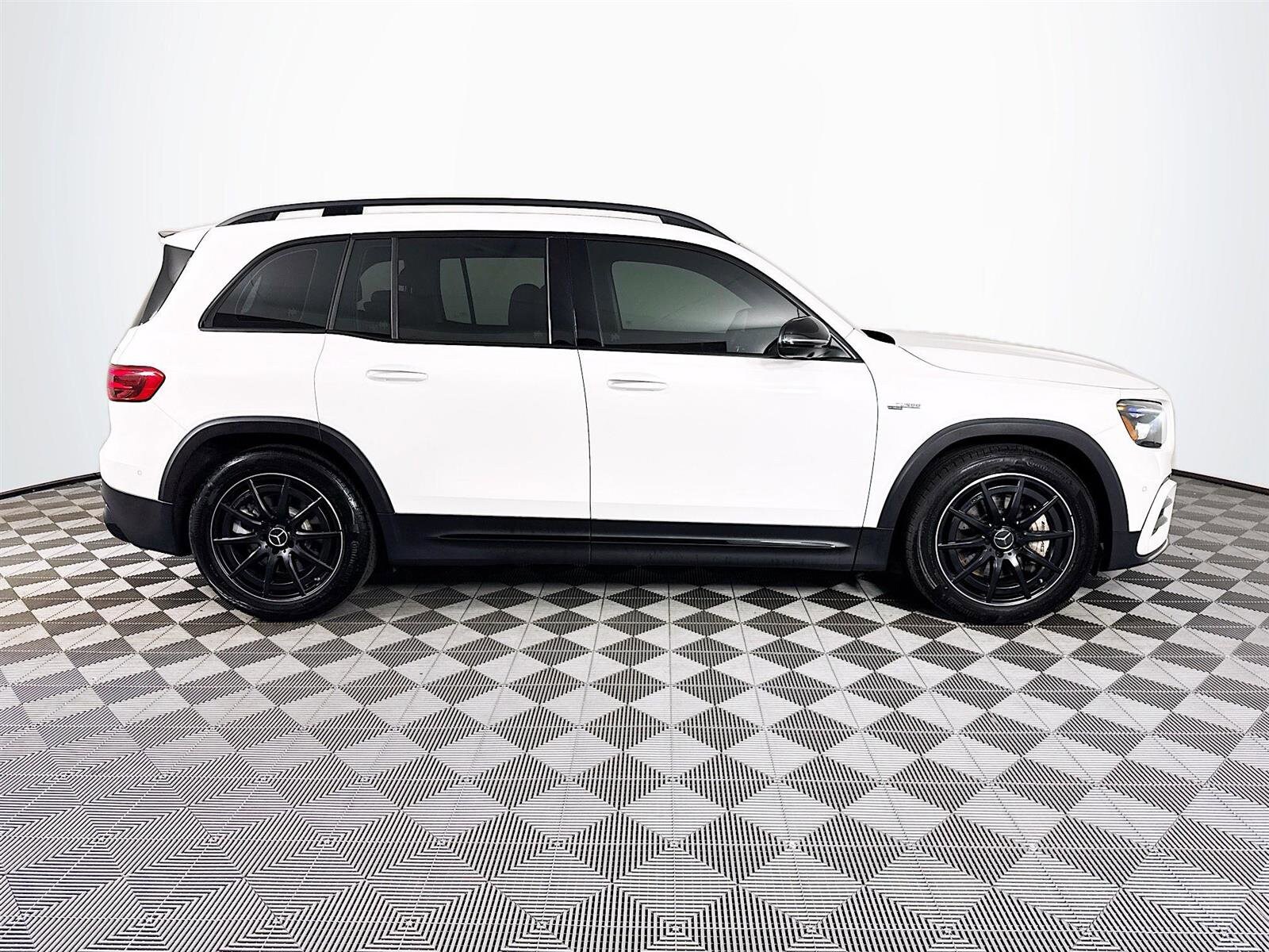 2025 Mercedes Benz GLB 35 AMG photo 2