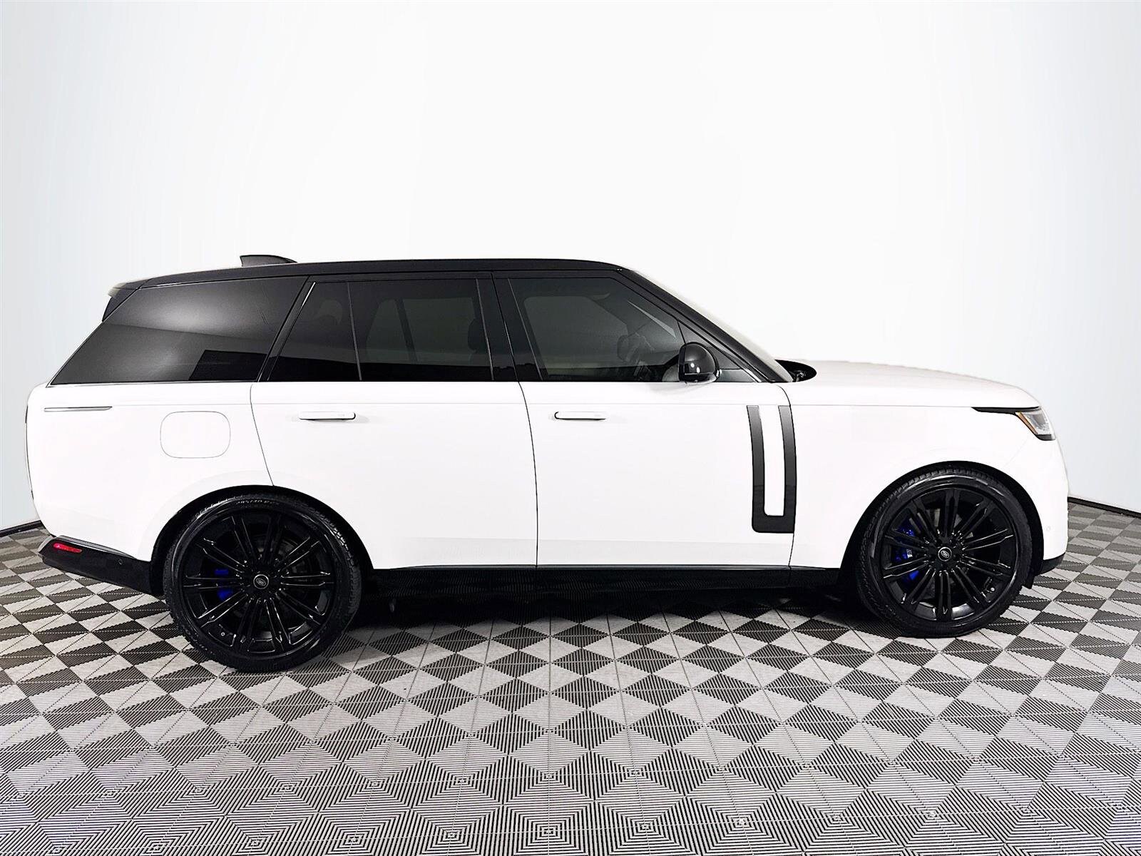 2023 Land Rover Range Rover SE photo 2