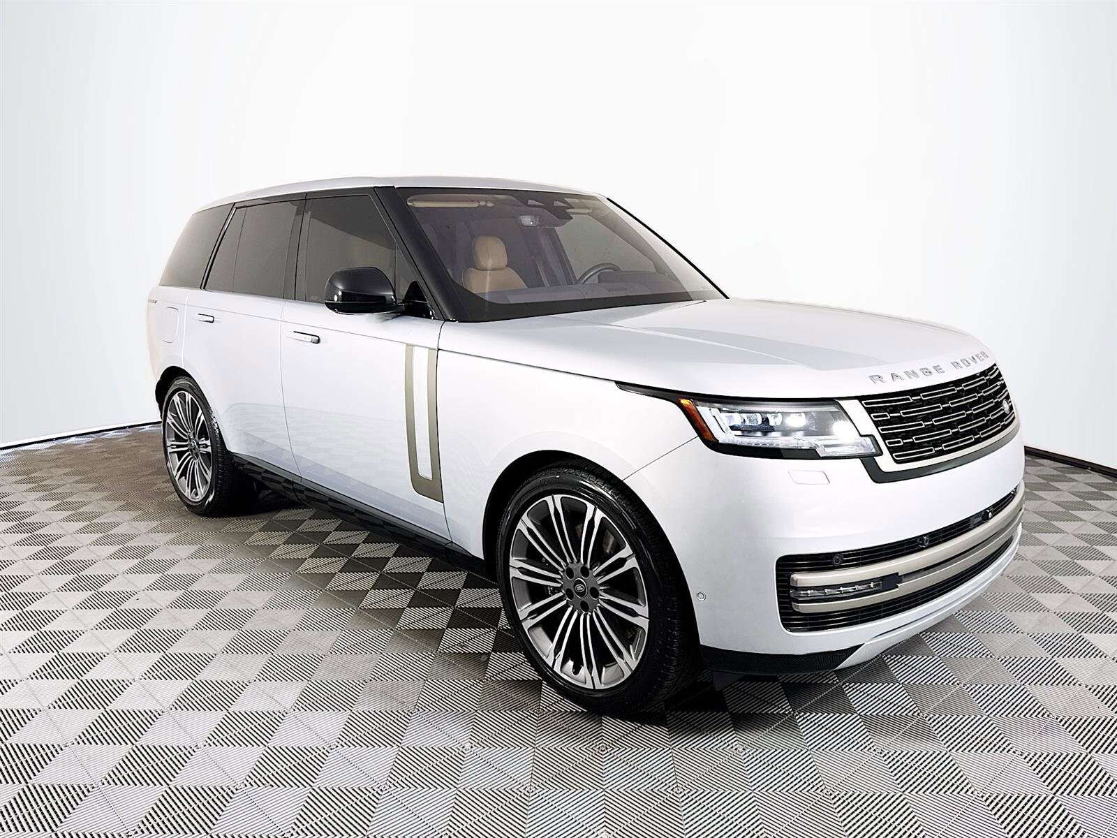 2023 Land Rover Range Rover SE photo 3