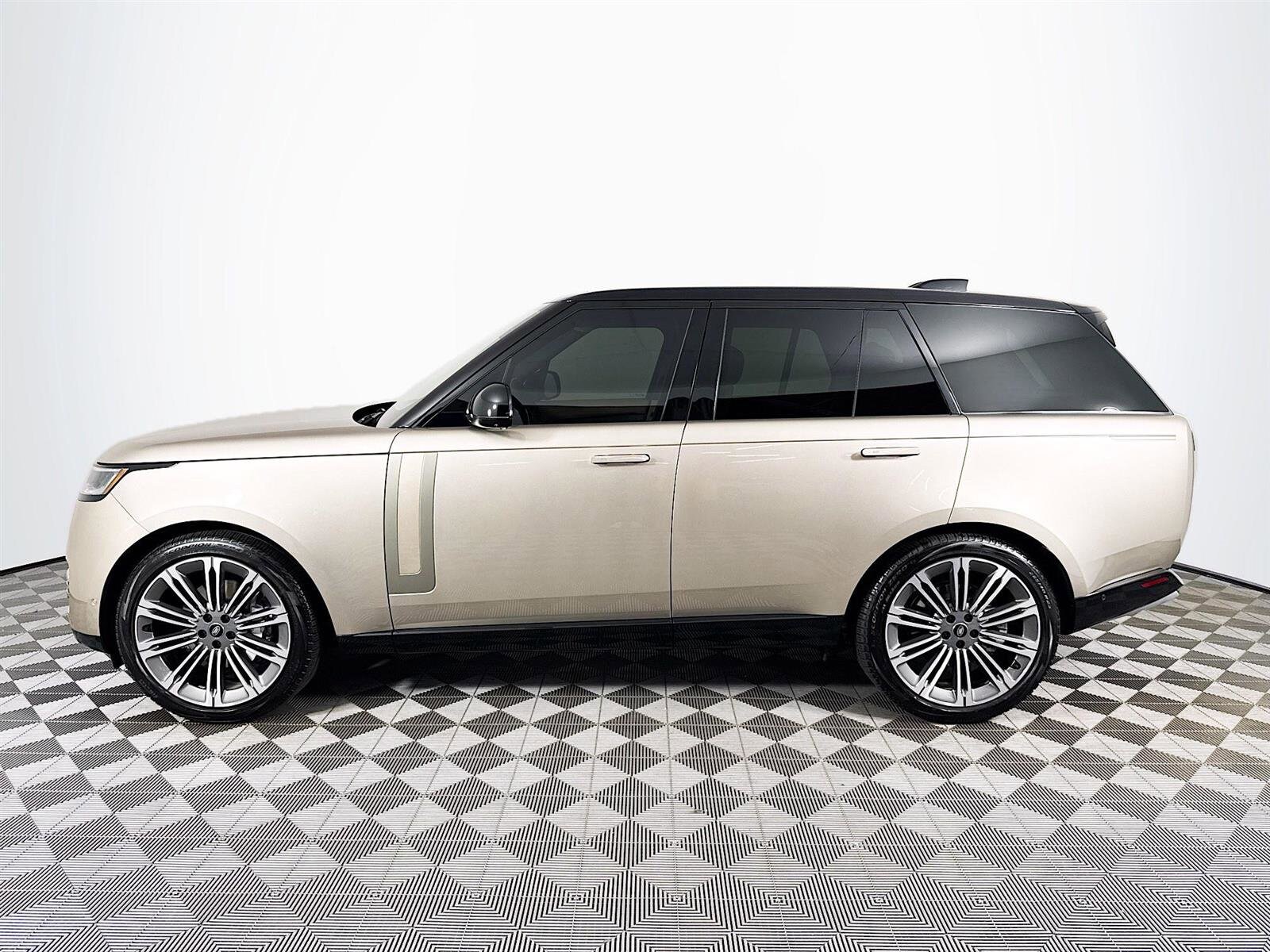 2024 Land Rover Range Rover SE photo 4