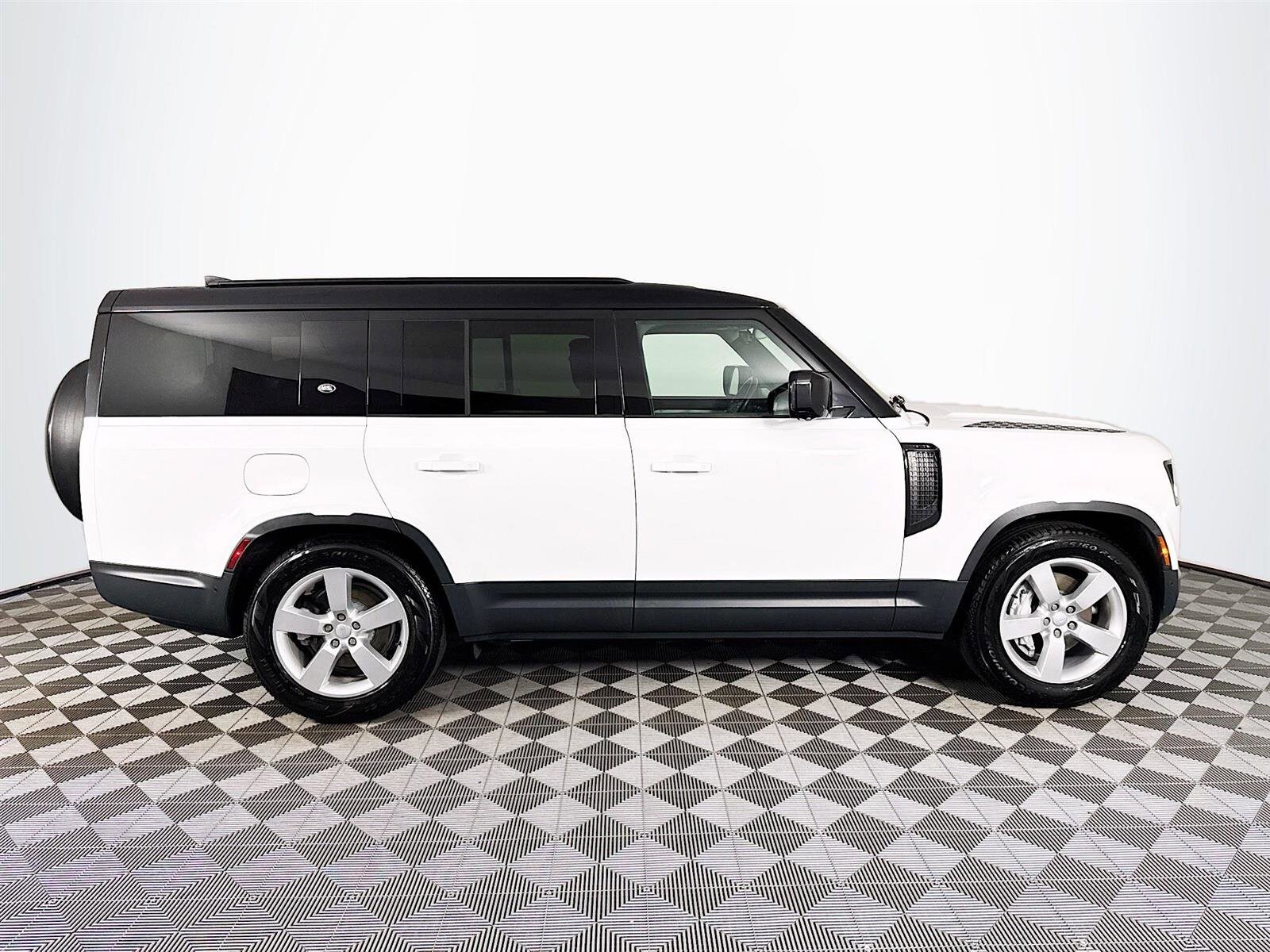 2023 Land Rover Defender 130 SE photo 4