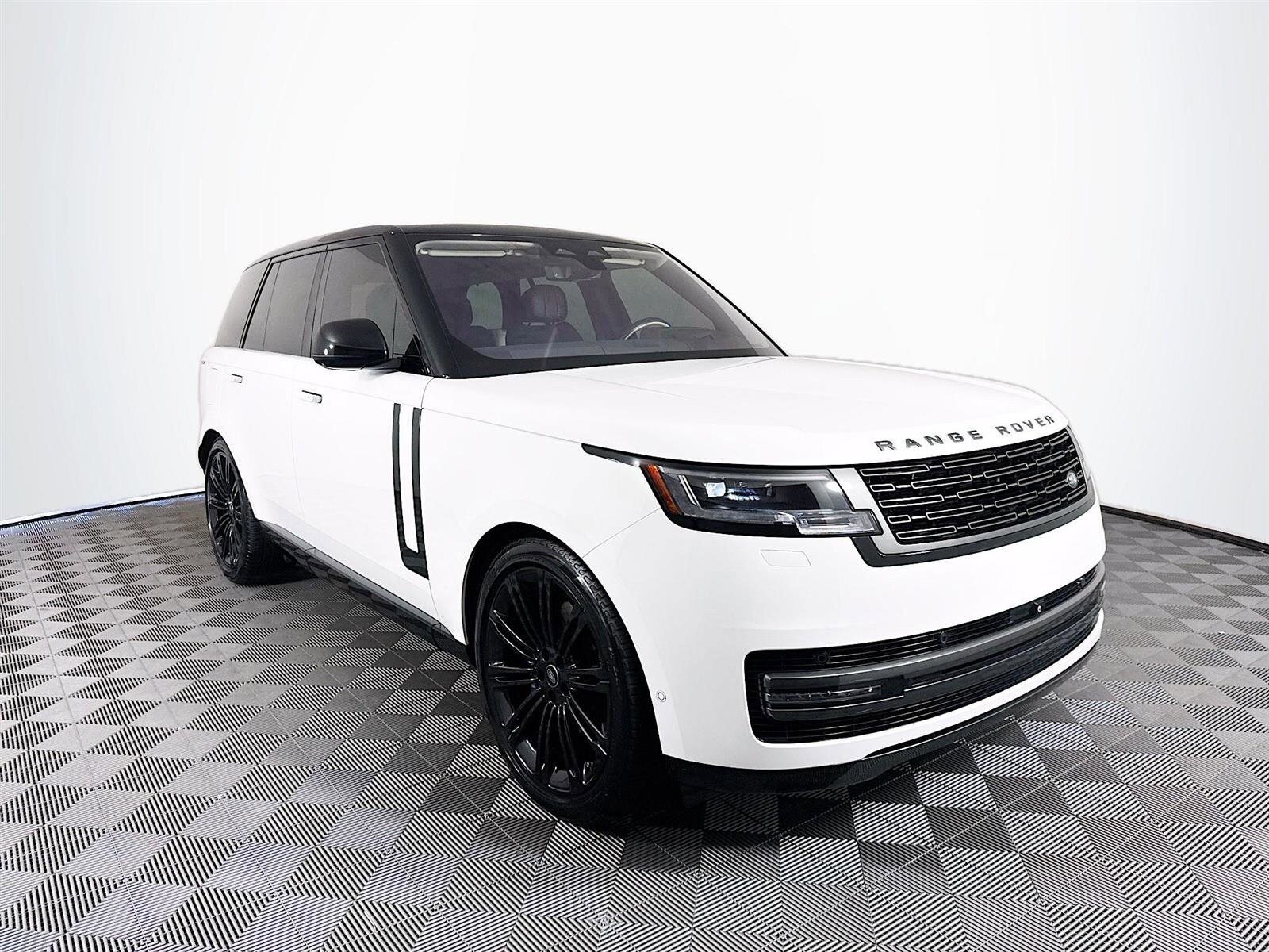 2023 Land Rover Range Rover SE photo 3