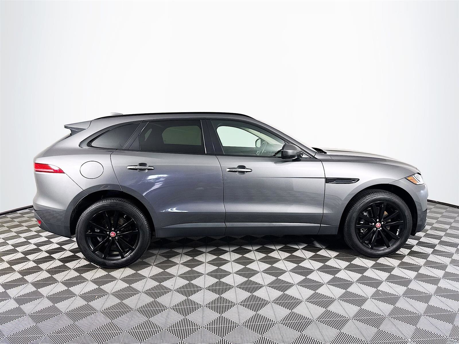 2018 Jaguar F-PACE Prestige photo 3