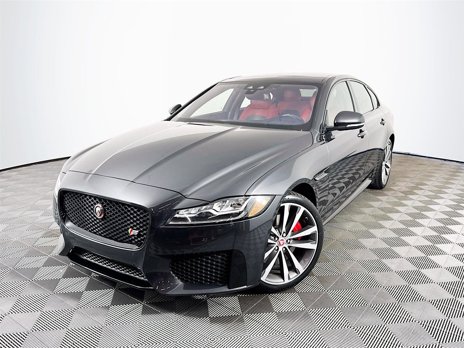 2016 Jaguar XF S photo 3