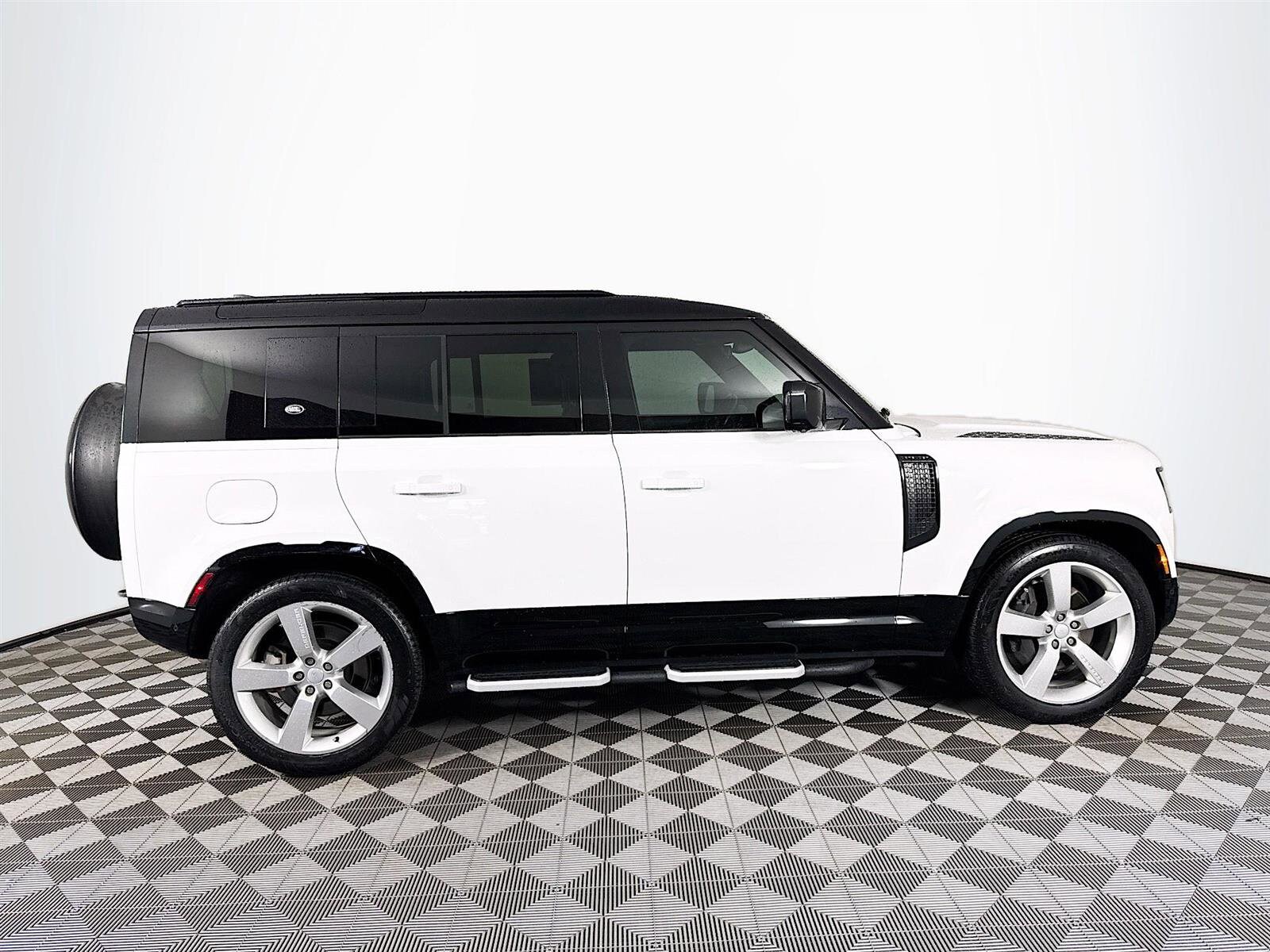2023 Land Rover Defender 110 X-Dynamic SE photo 4