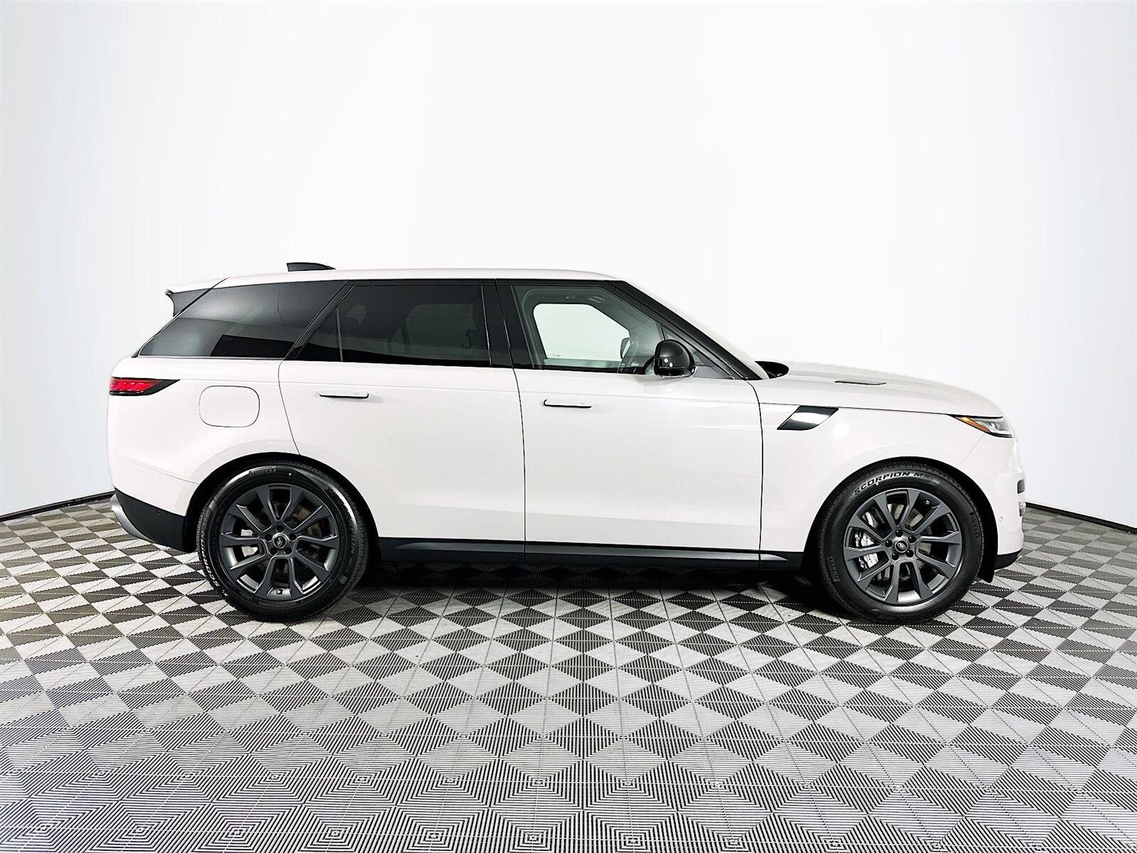 2025 Land Rover Range Rover Sport P360 S photo 4