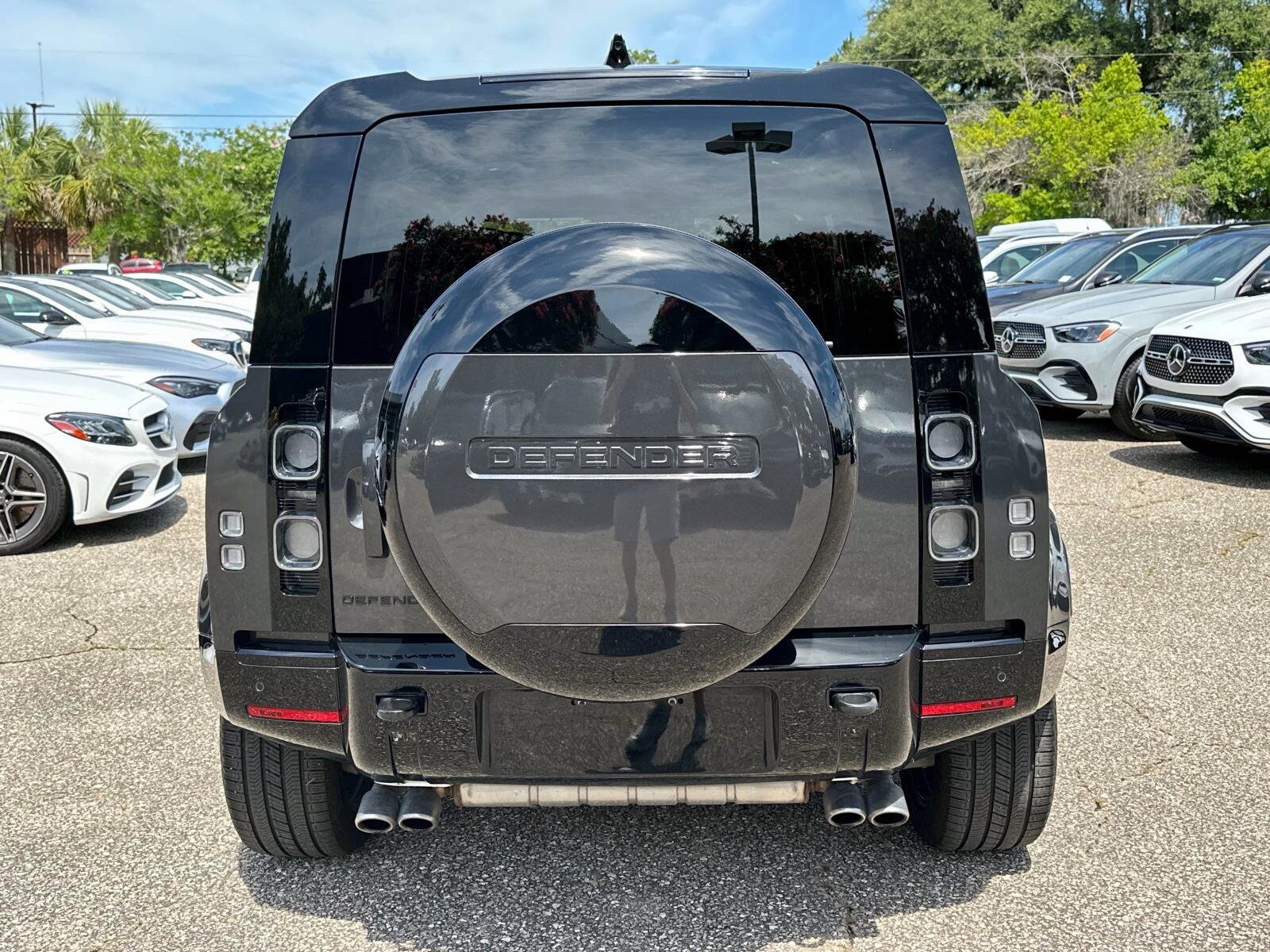2025 Land Rover Defender 110 V8 photo 2