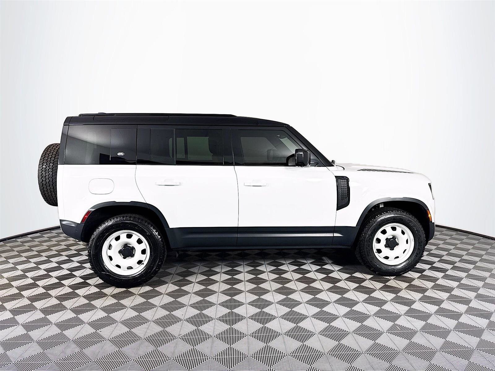 2023 Land Rover Defender 110 S photo 4