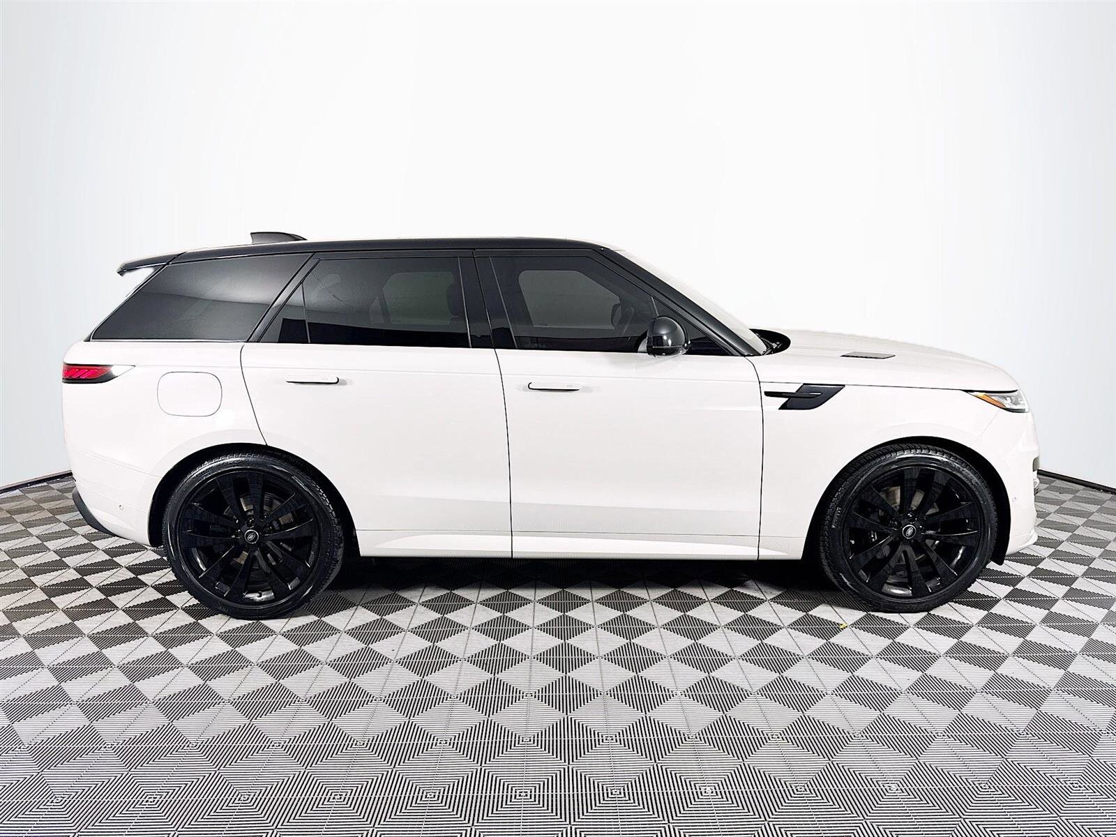 2023 Land Rover Range Rover Sport SE photo 4