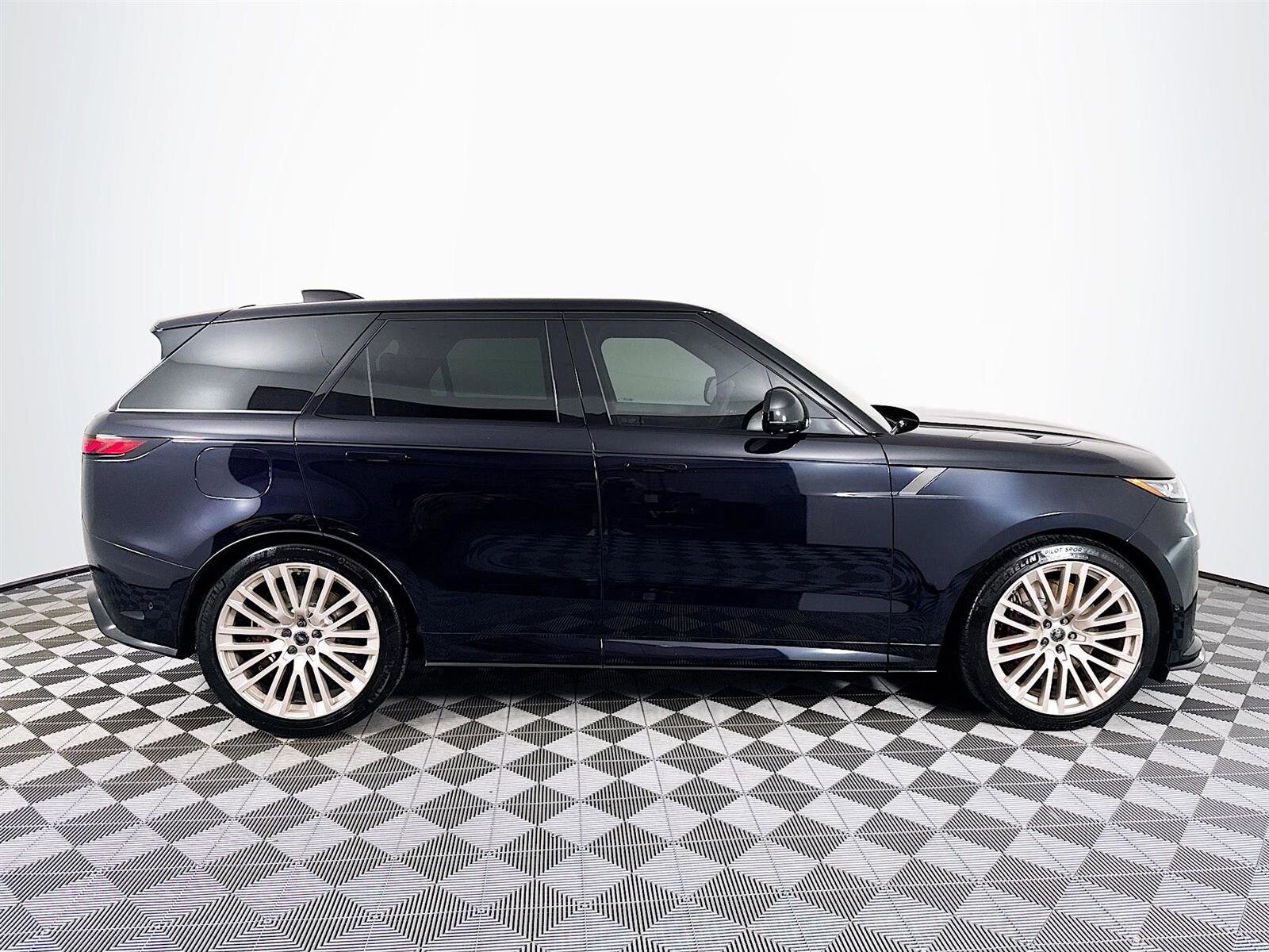 2025 Land Rover Range Rover Sport photo 2