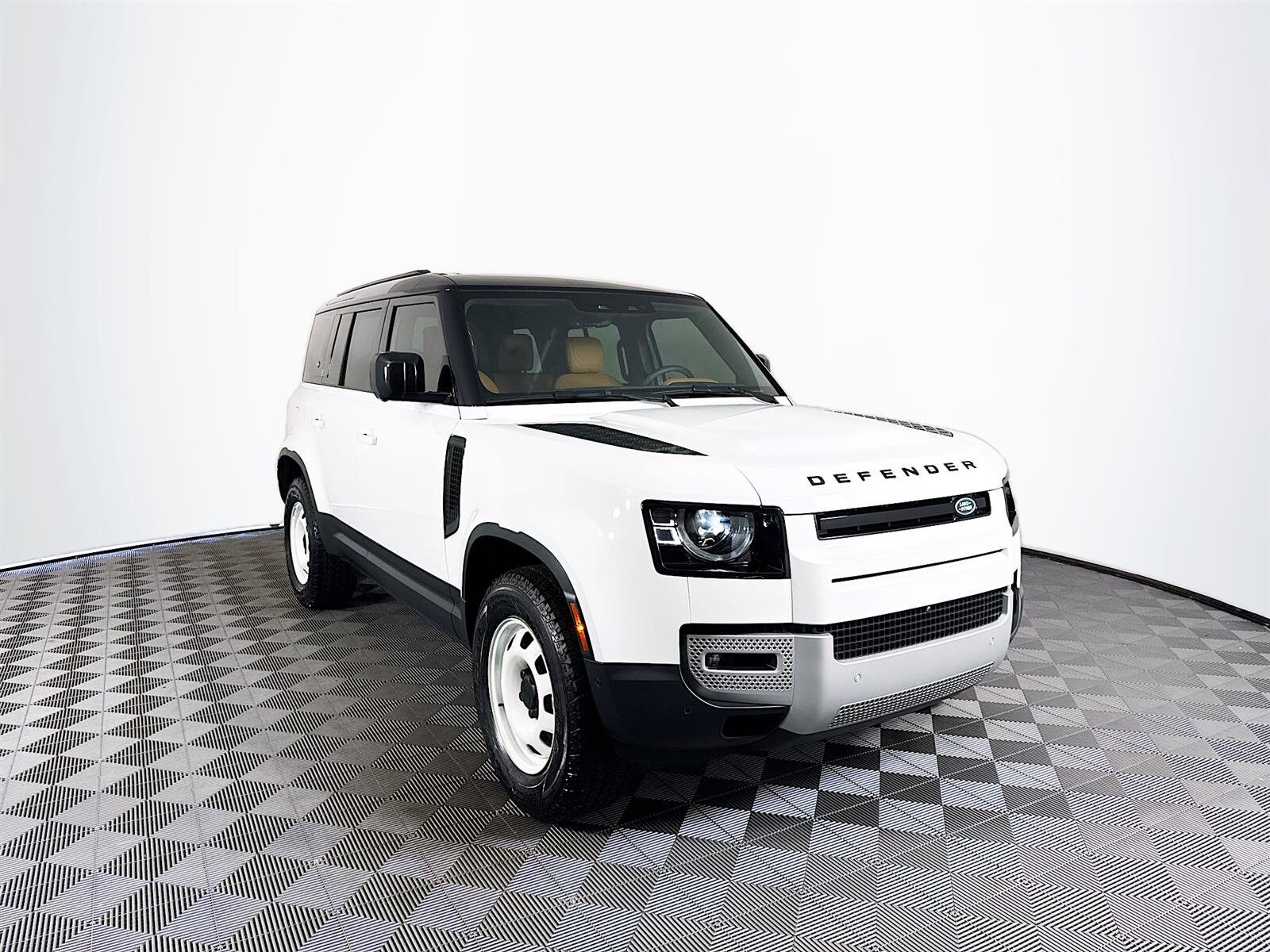 2023 Land Rover Defender 110 S photo 3