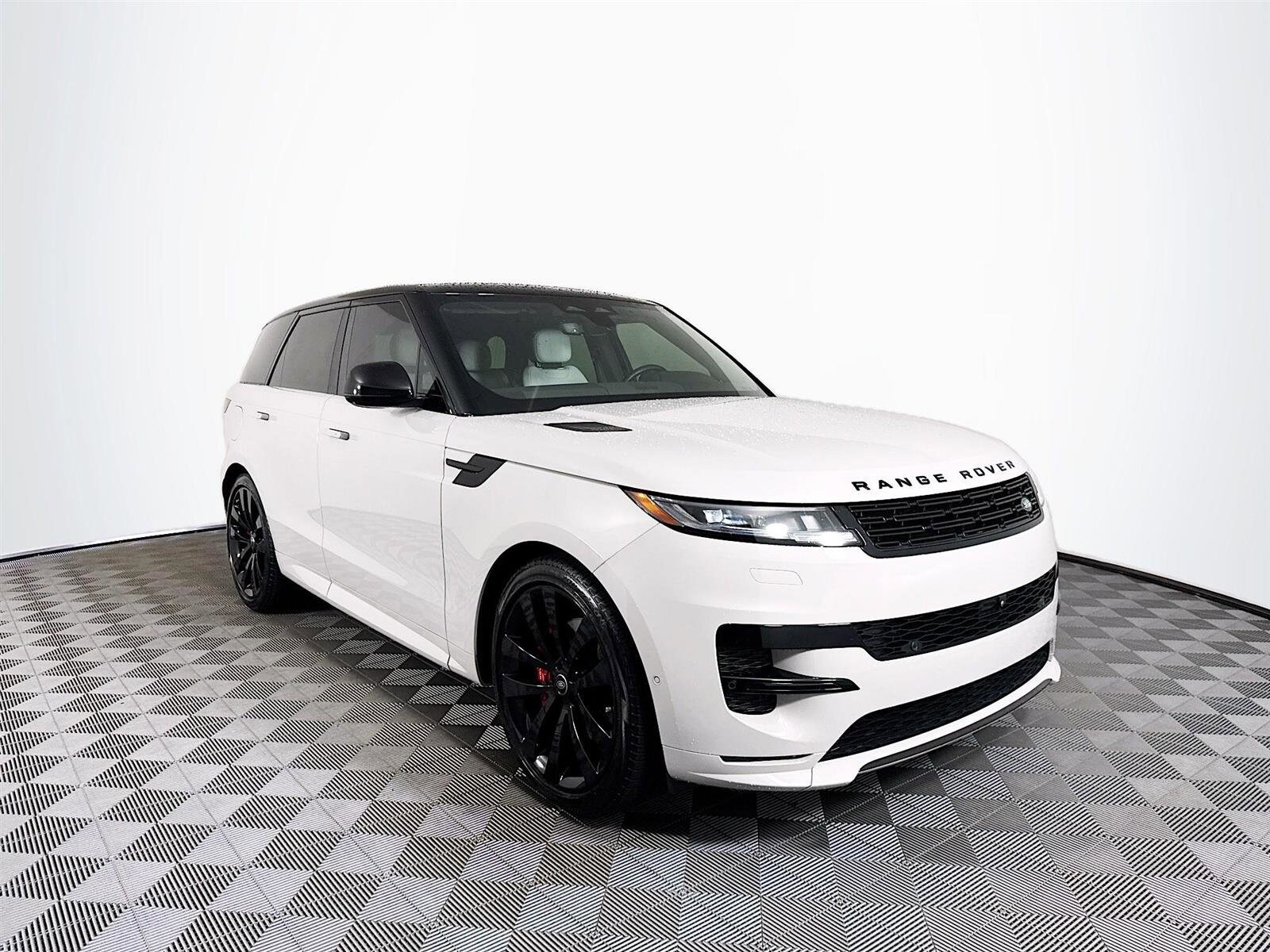 2024 Land Rover Range Rover Sport SE photo 3