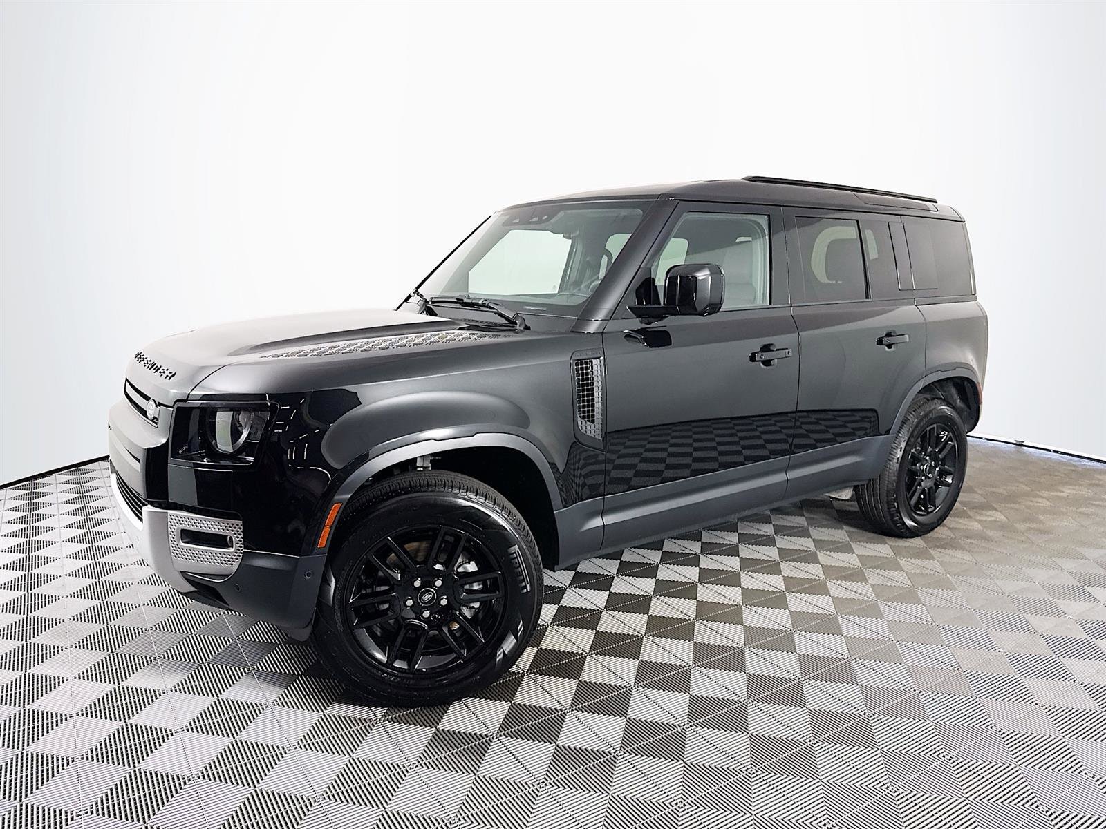 2025 Land Rover Defender S's photo