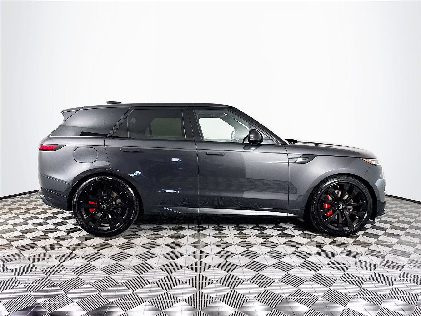 2025 Land Rover Range Rover Sport SE photo 4